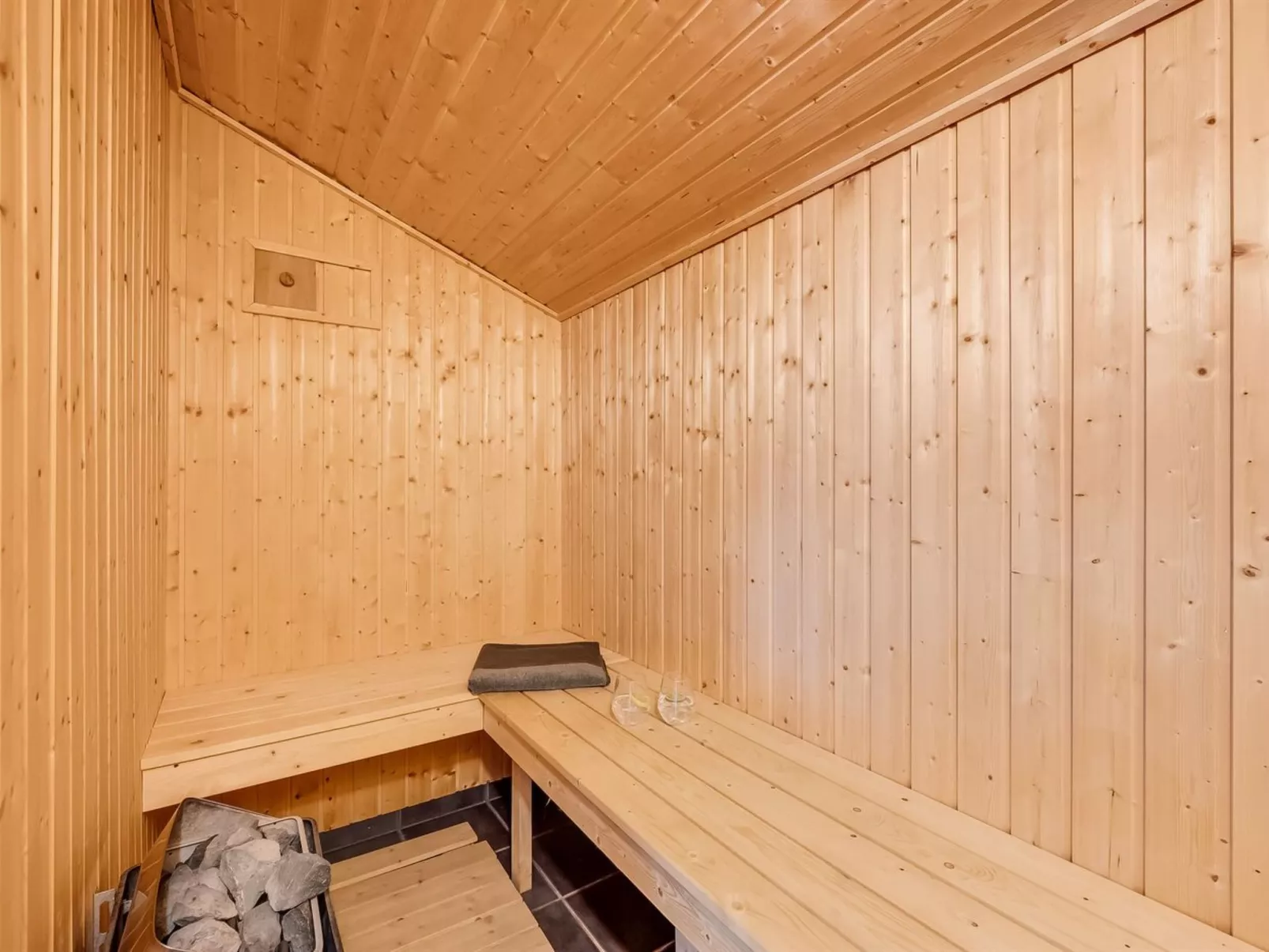 "Karlsefni" - 600m to the fjord-Inside