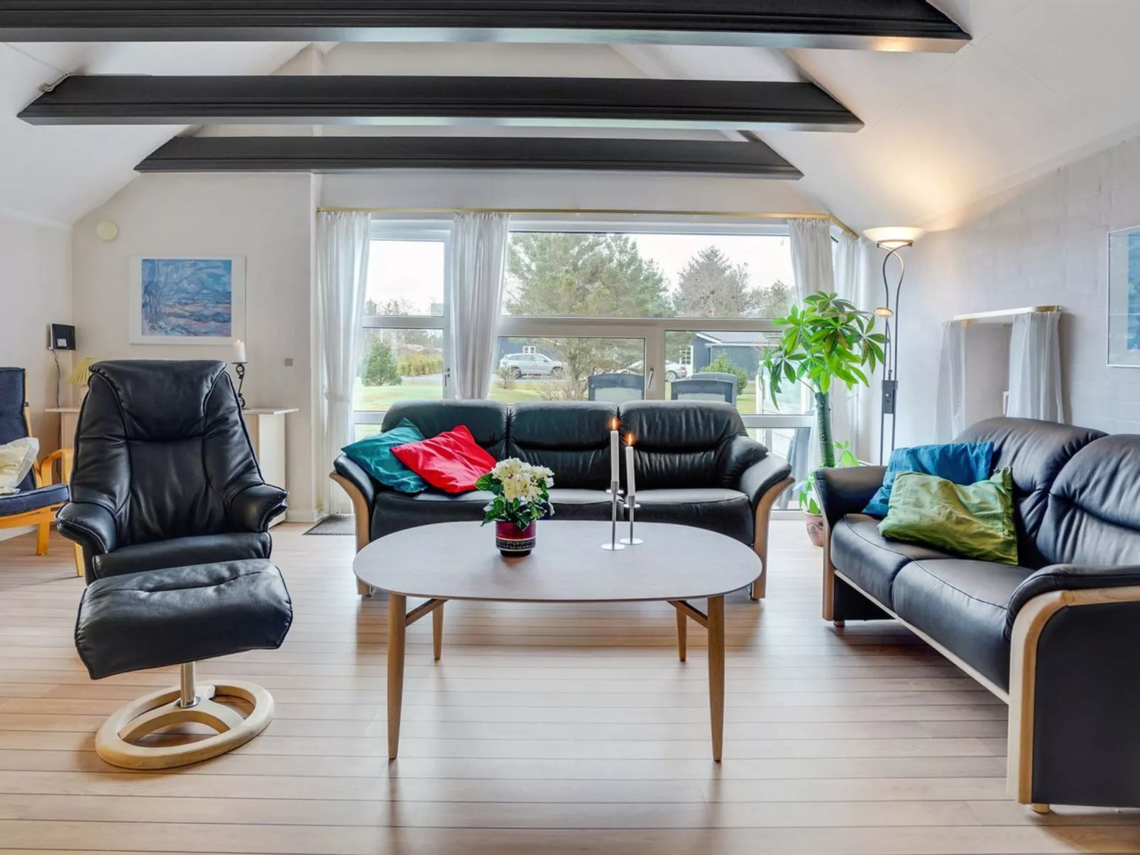 "Swening" - 2.1km from the sea-Drinnen