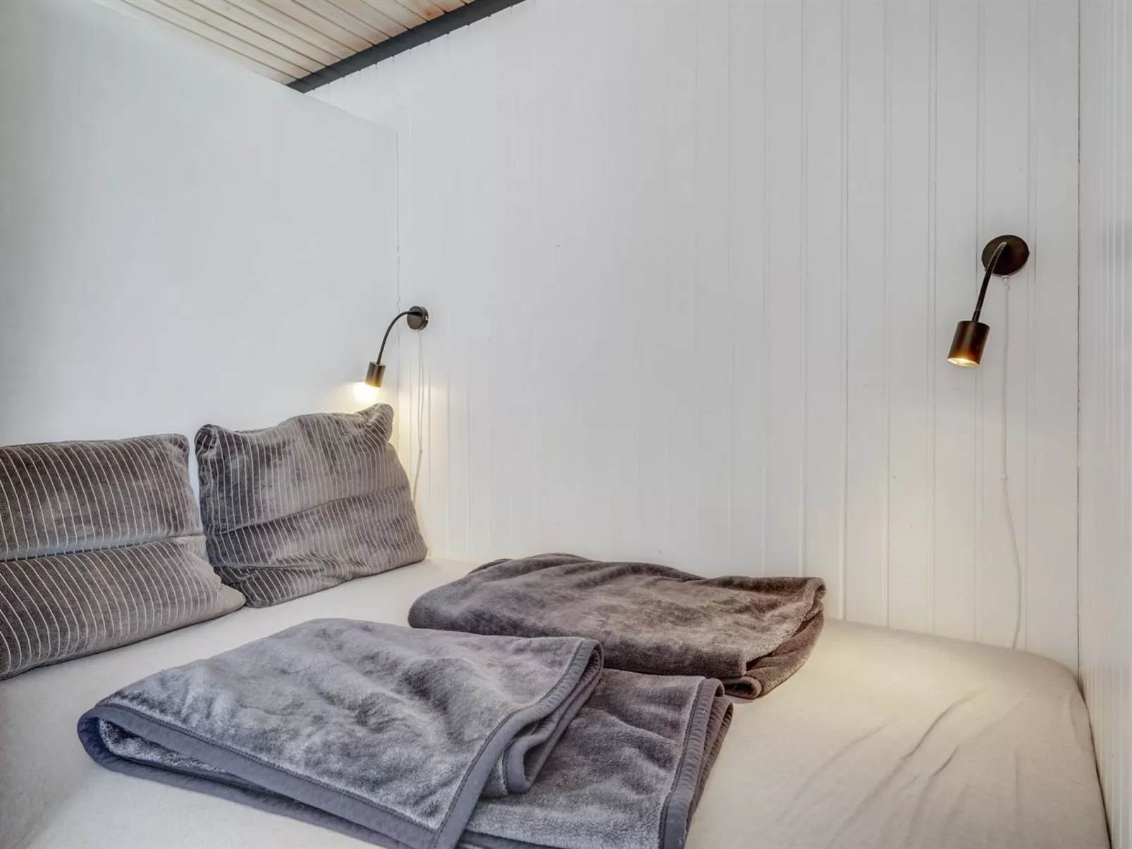 "Anthonette" -  from the sea-Drinnen