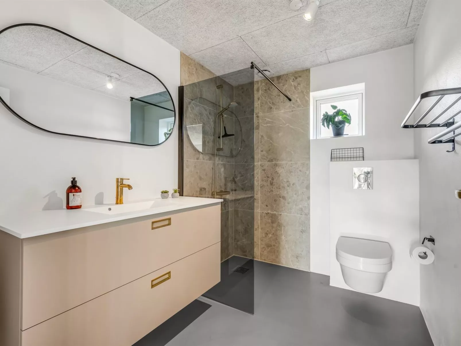 "Gunny" - 500m to the fjord-Drinnen