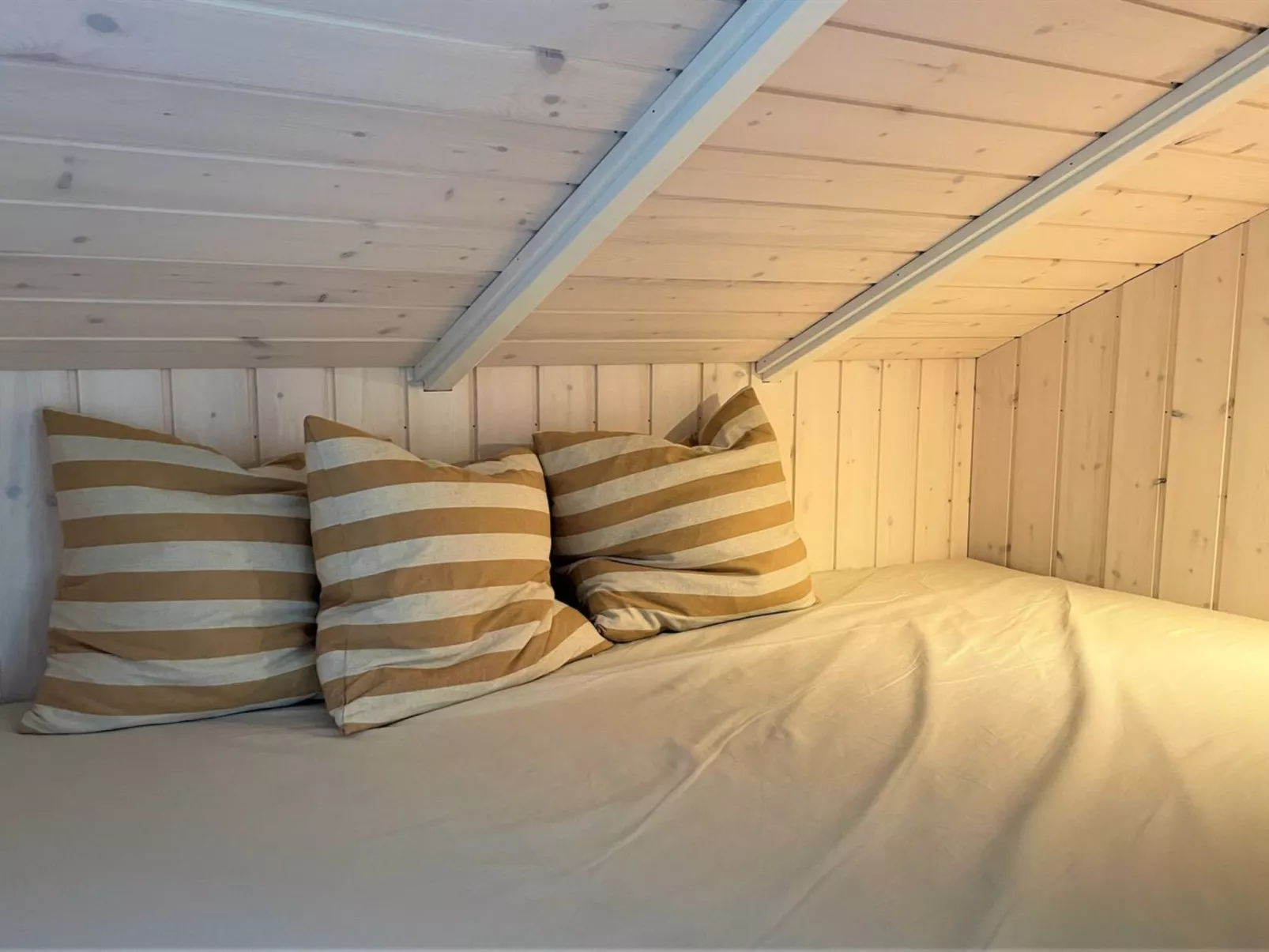 "Danna" - 850m to the fjord-Drinnen