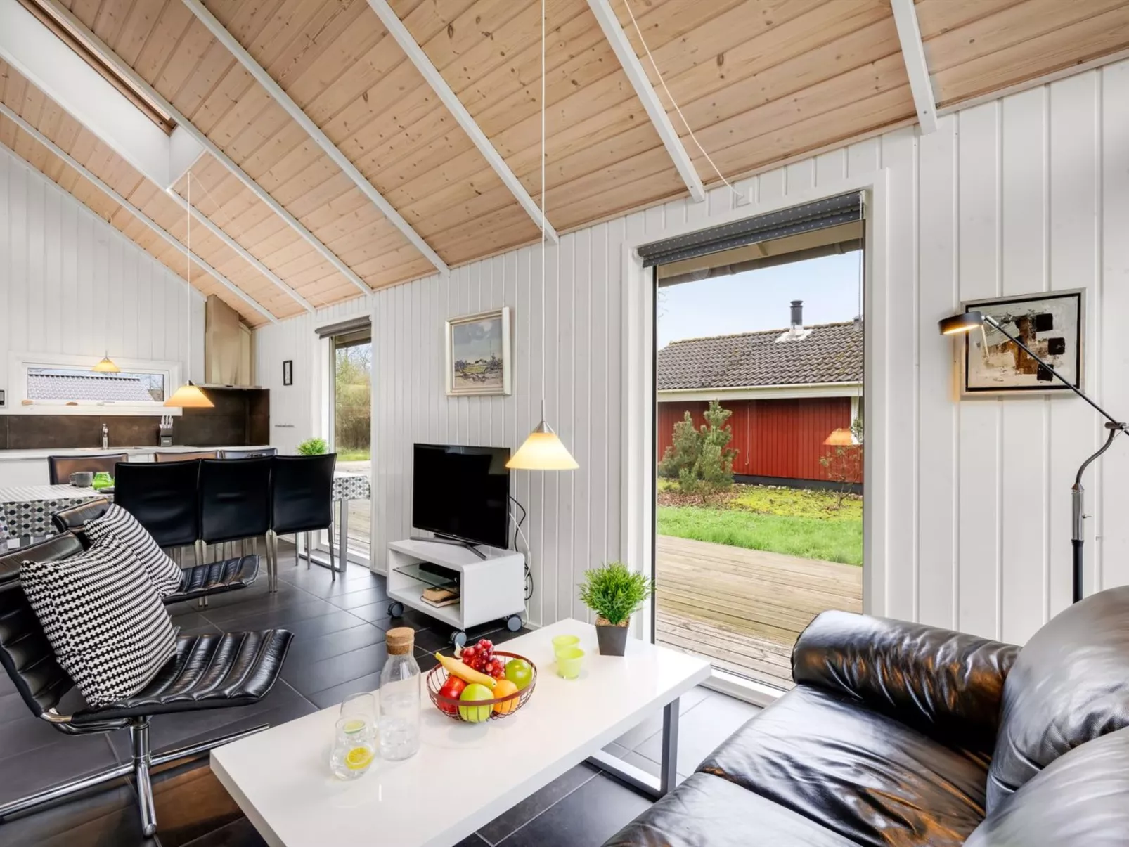 "Ketilbiorn" - 1.2km to the fjord-Inside