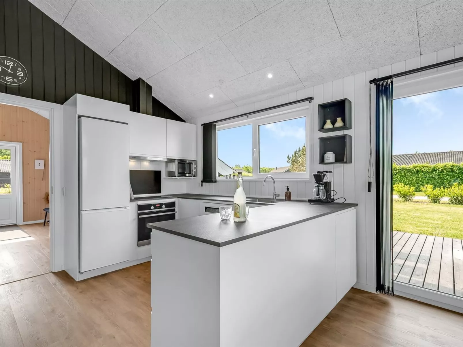 "Leeve" - 1.4km to the fjord-Inside