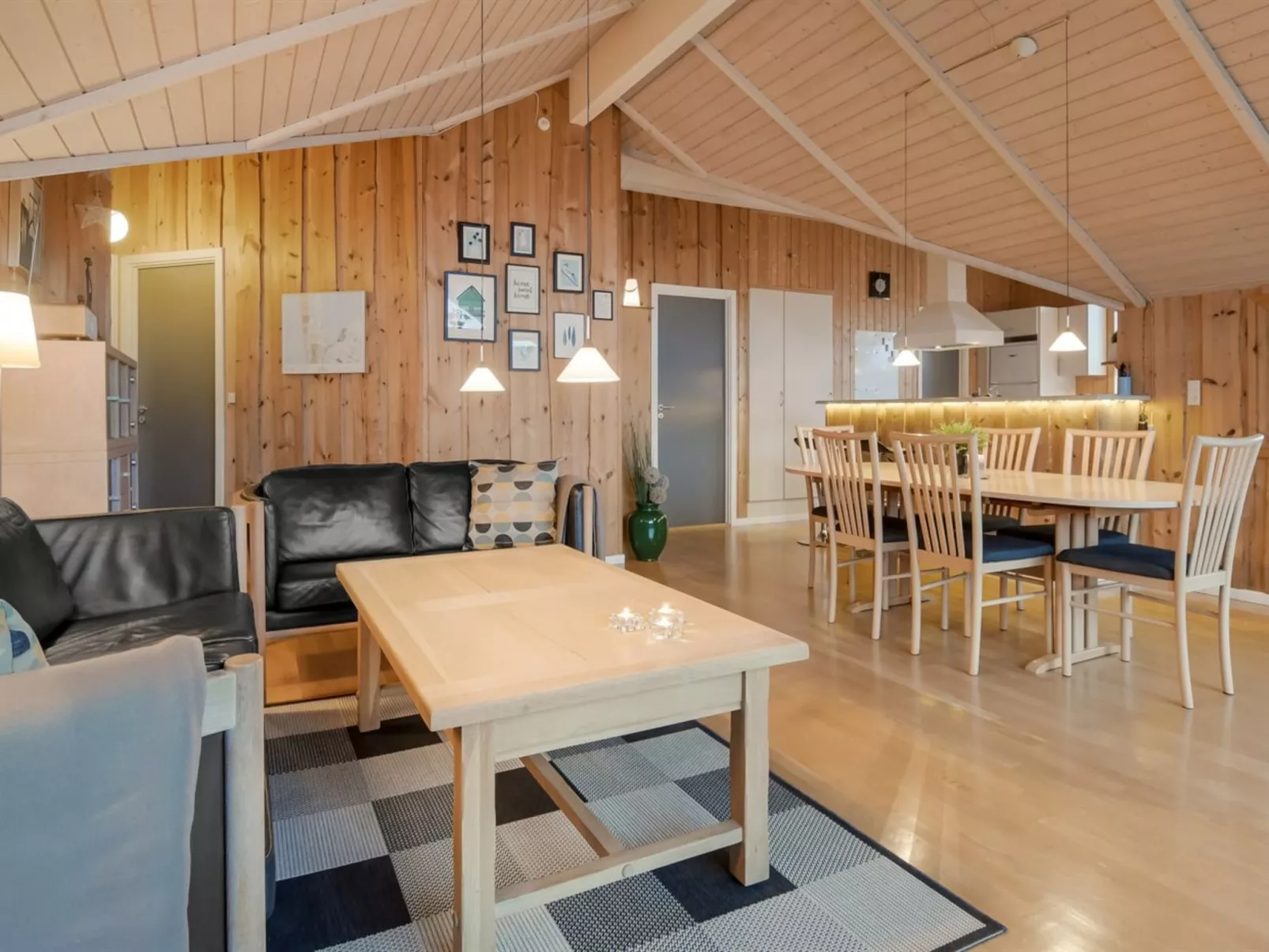 "Thit" - 1.2km to the fjord-Drinnen