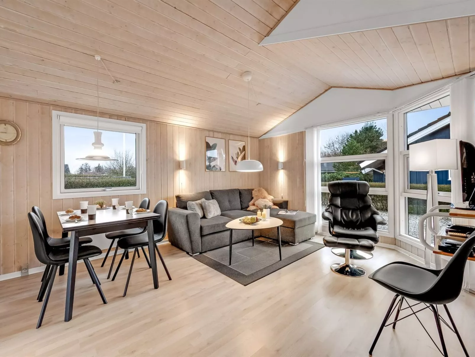 "Marten" - 1.2km to the fjord-Inside