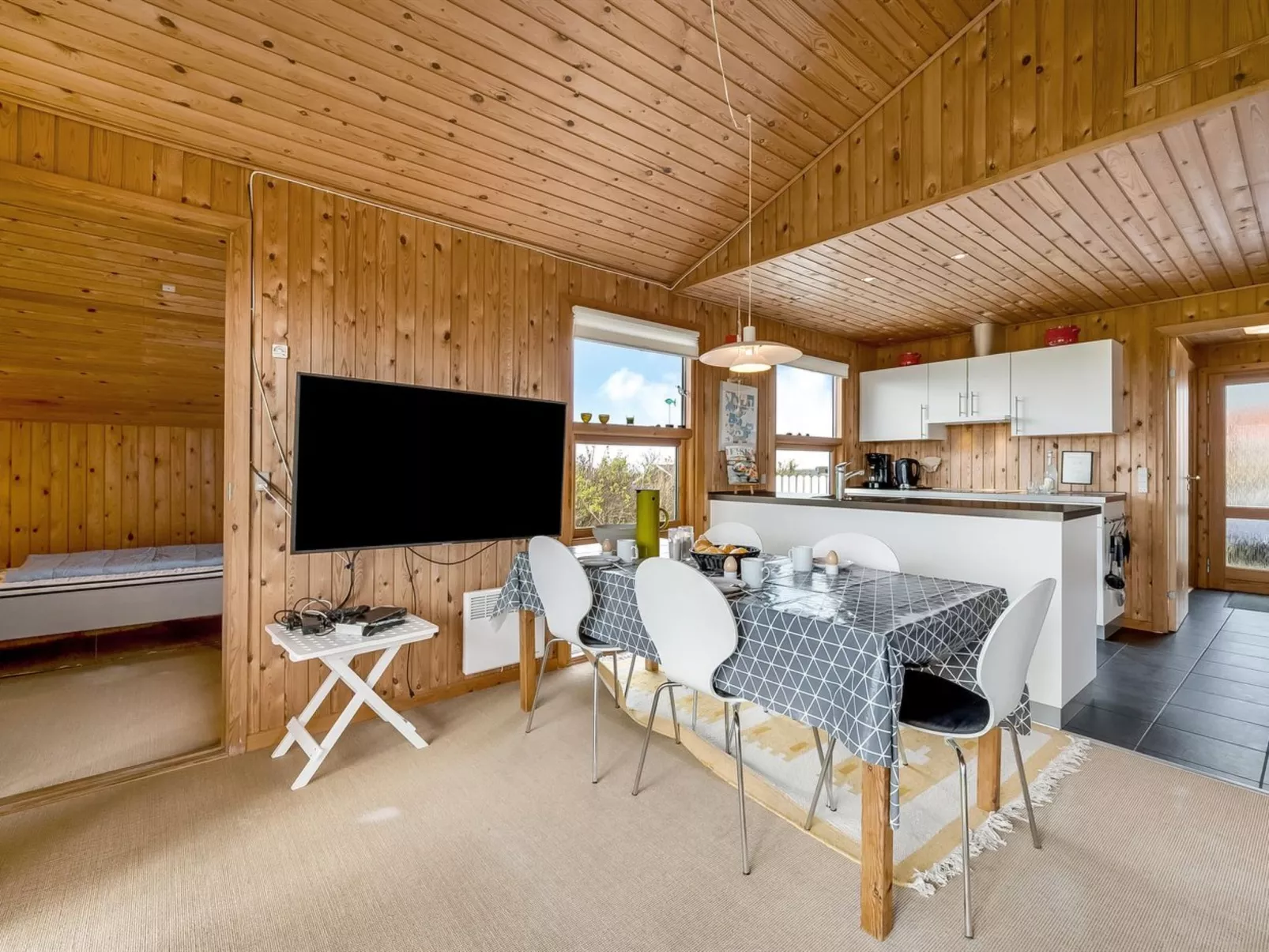 "Tanea" - 700m to the fjord-Drinnen