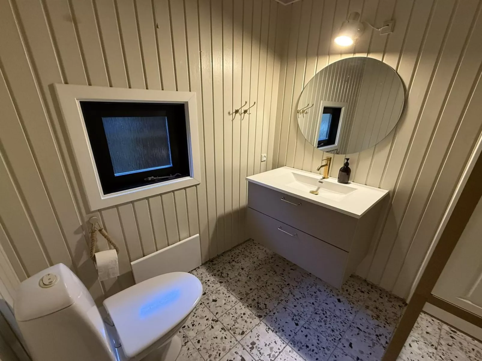 "Glenda" - 3km from the sea-Inside