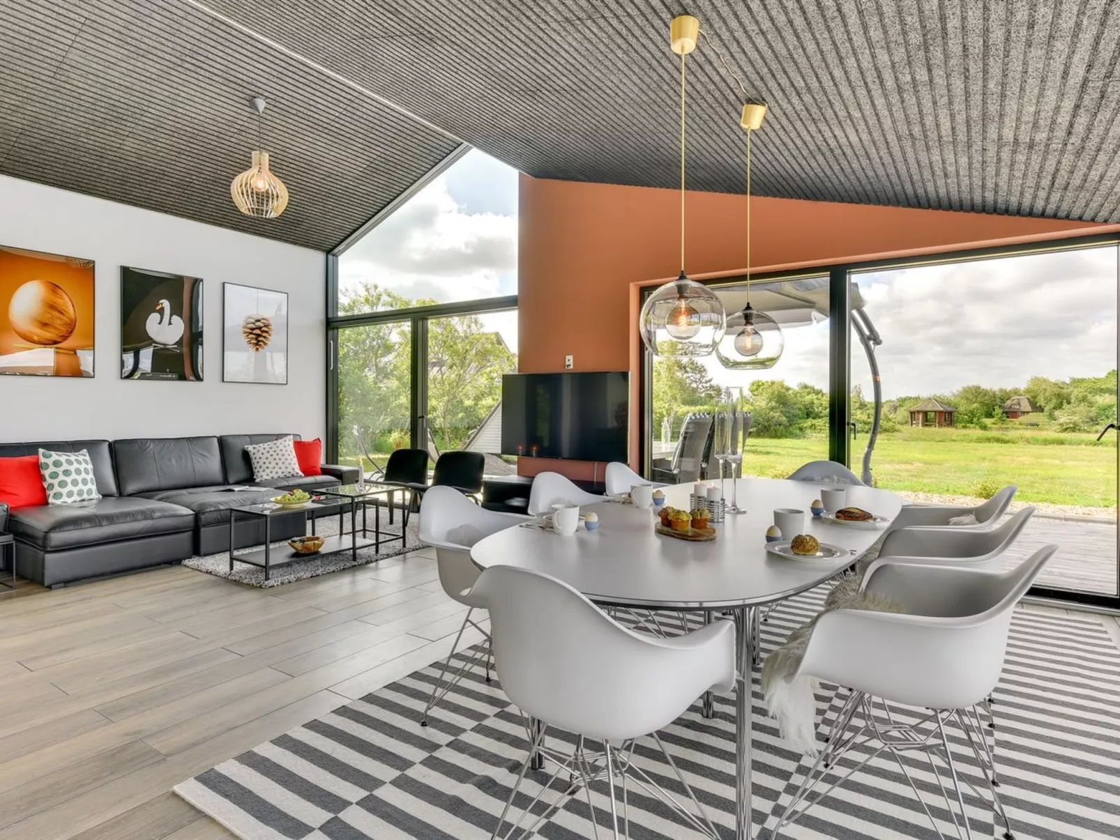 "Emilie" - 250m to the fjord-Drinnen