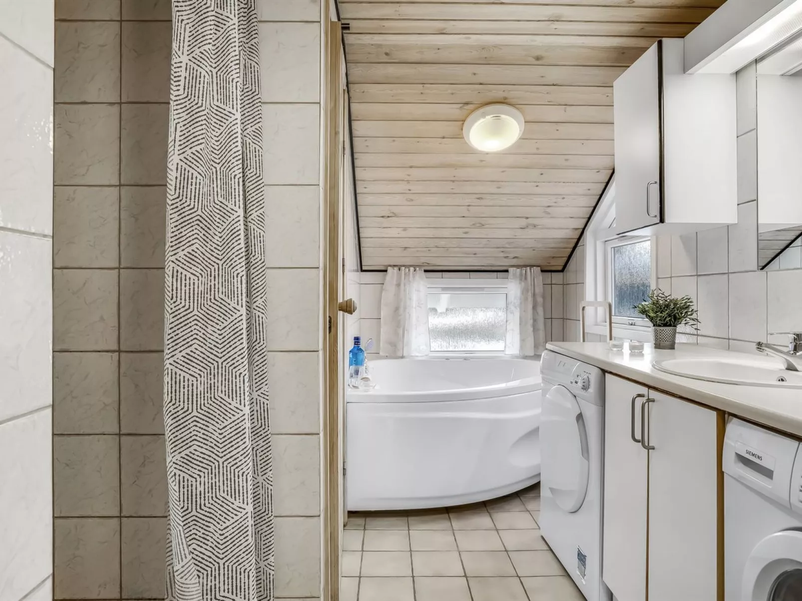 "Iida" - 100m from the sea-Drinnen