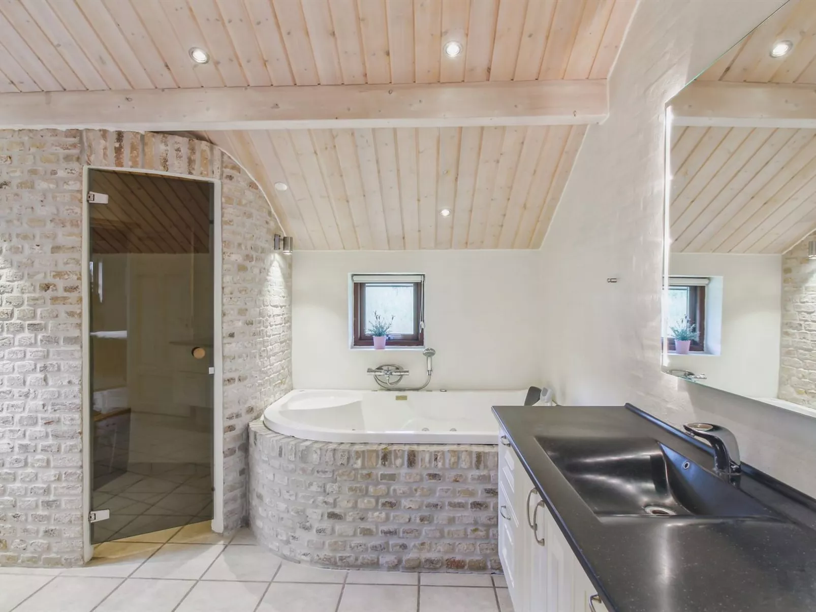 "Ran" - 1.5km from the sea-Drinnen