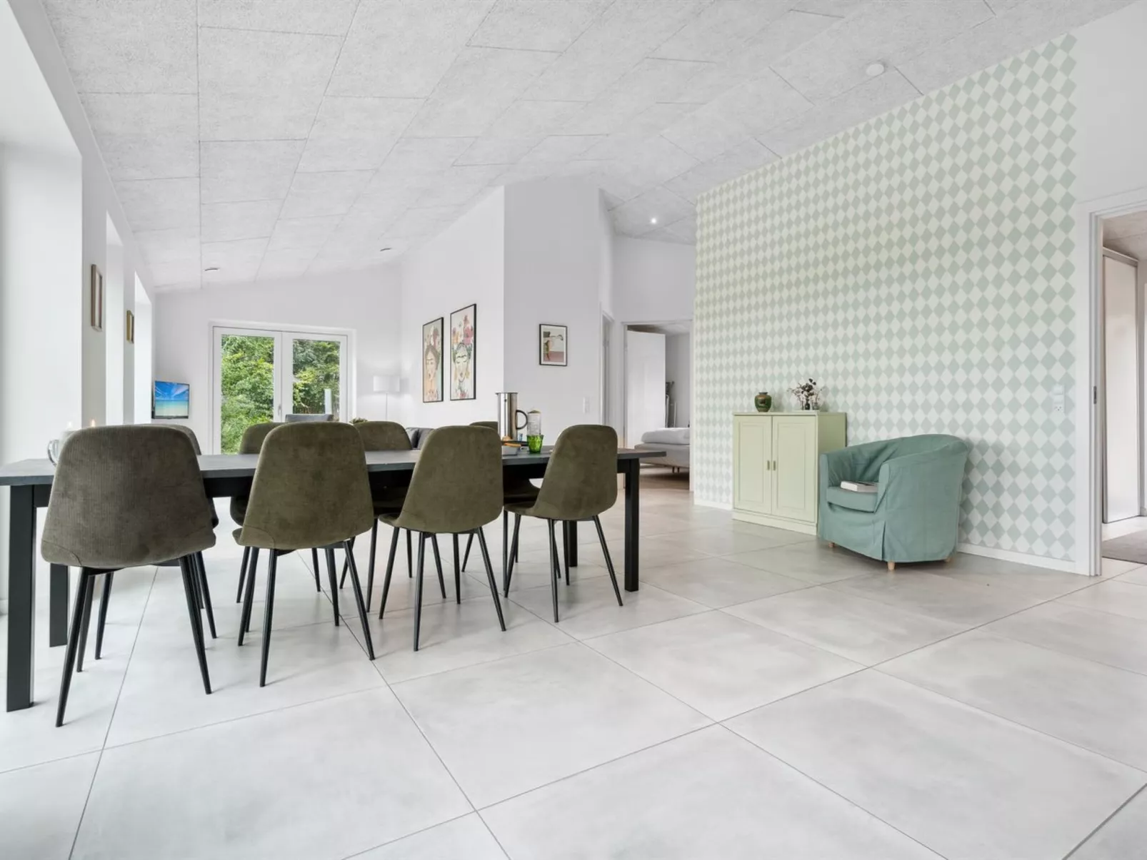 "Landuin" - 30km from the sea-Inside