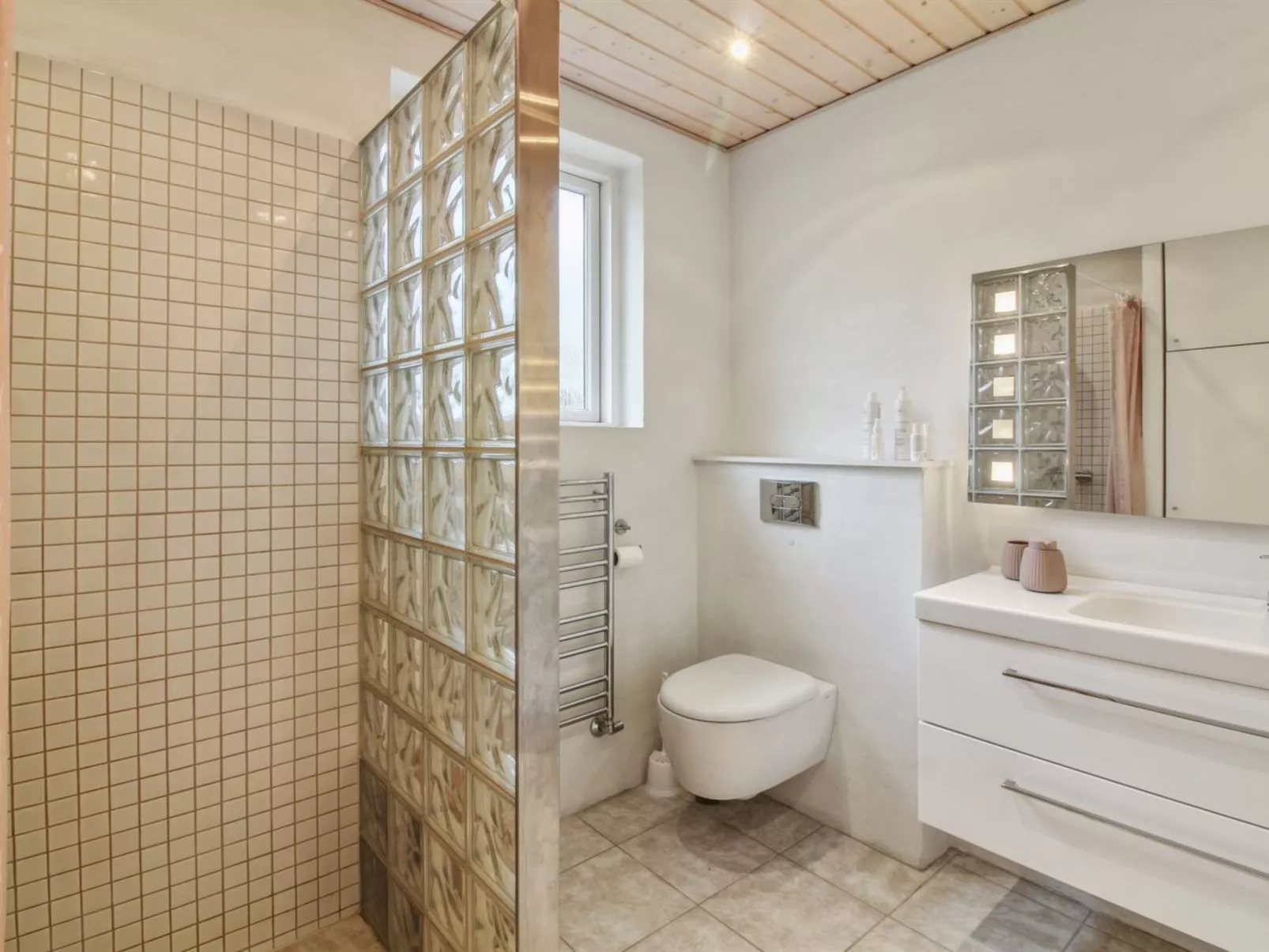 "Erle" - 1.5km from the sea-Inside