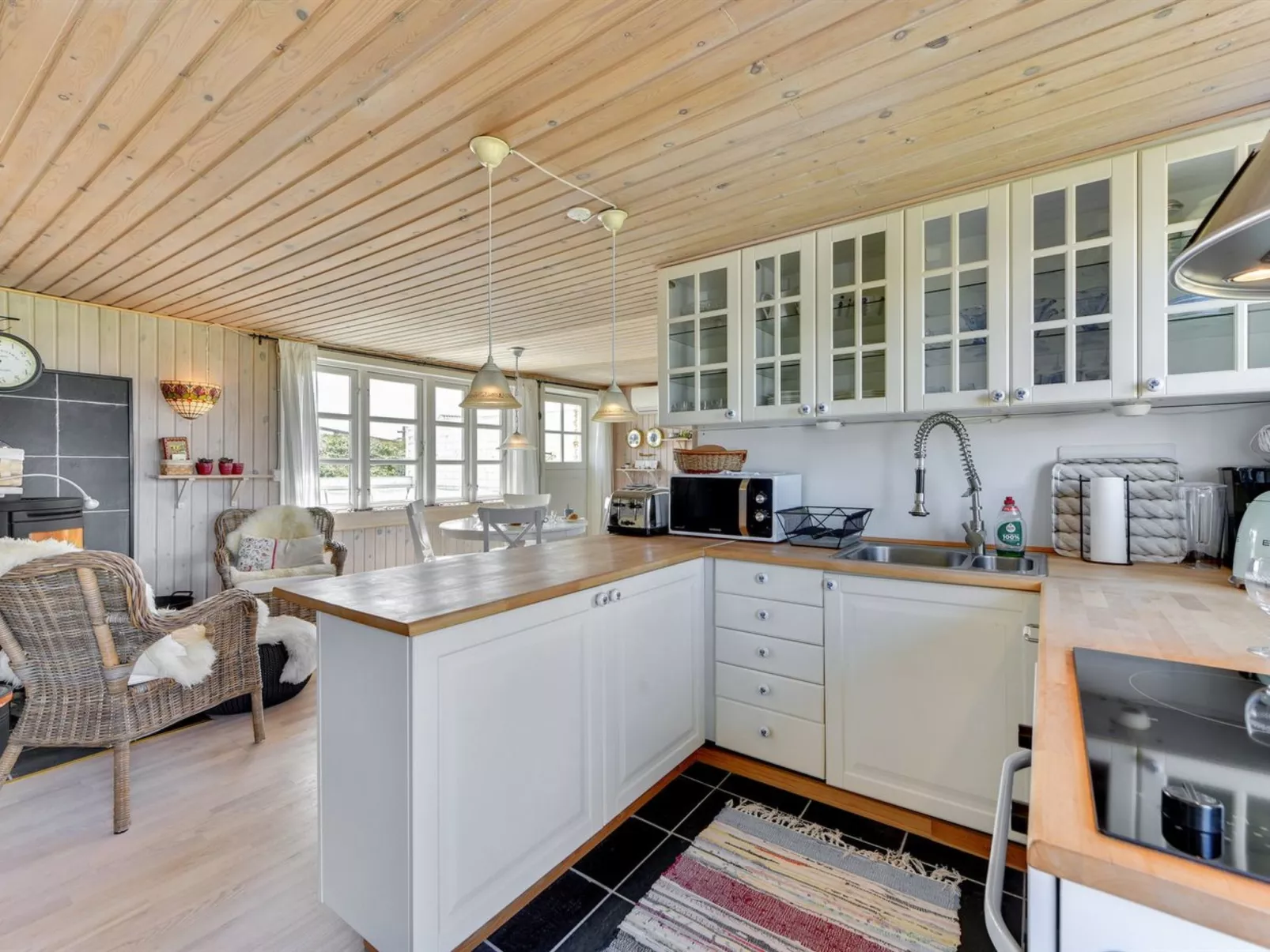 "Heilo" -  from the sea-Drinnen