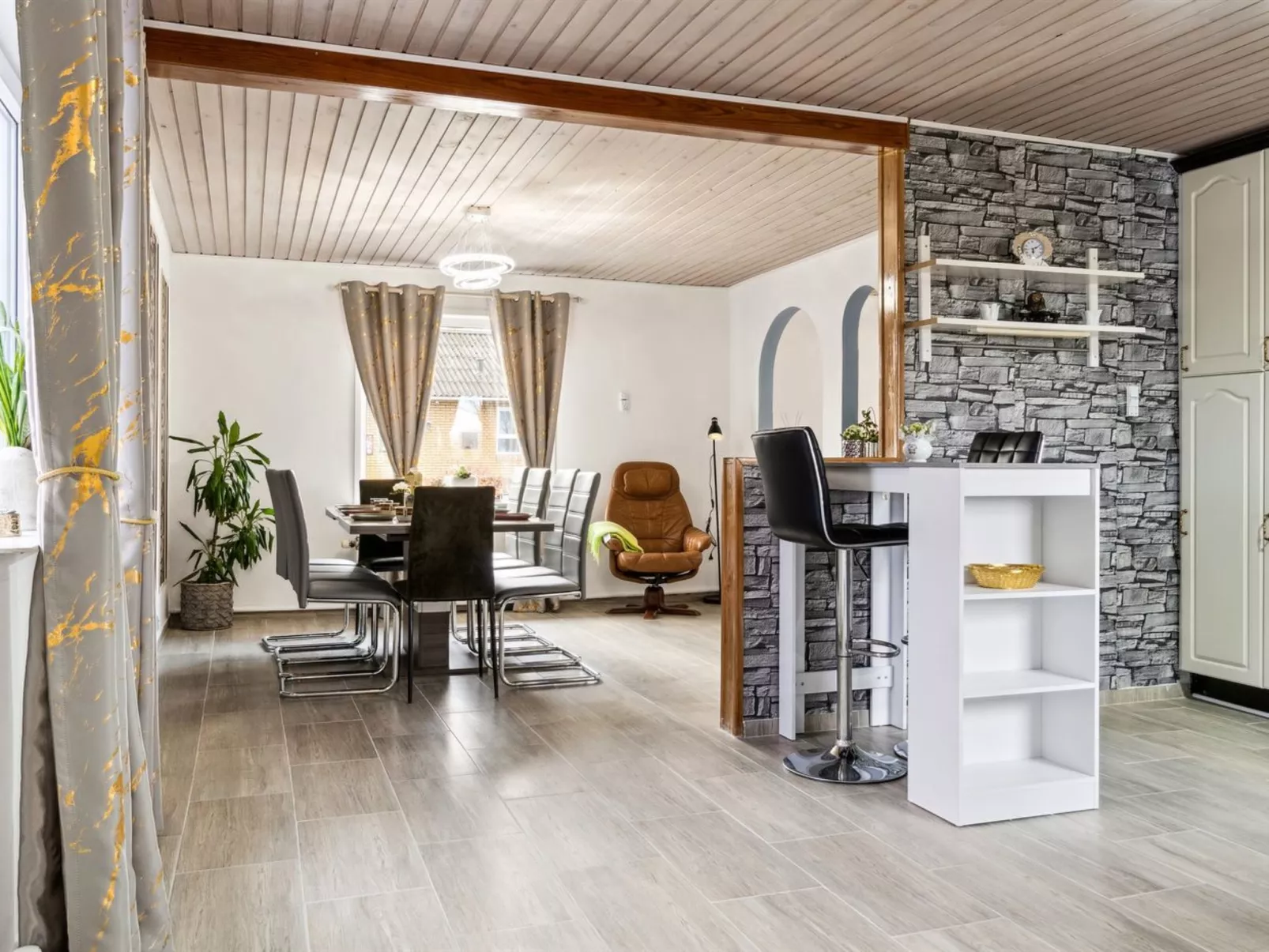 "Elara" - 300m from the sea-Inside