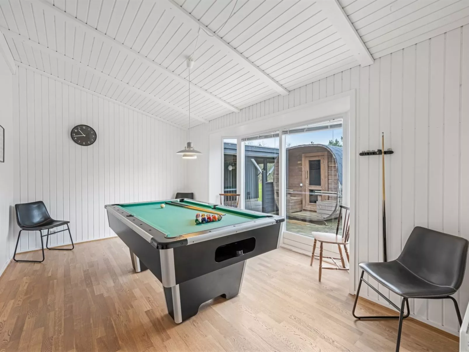 "Orm" - 2.3km from the sea-Drinnen