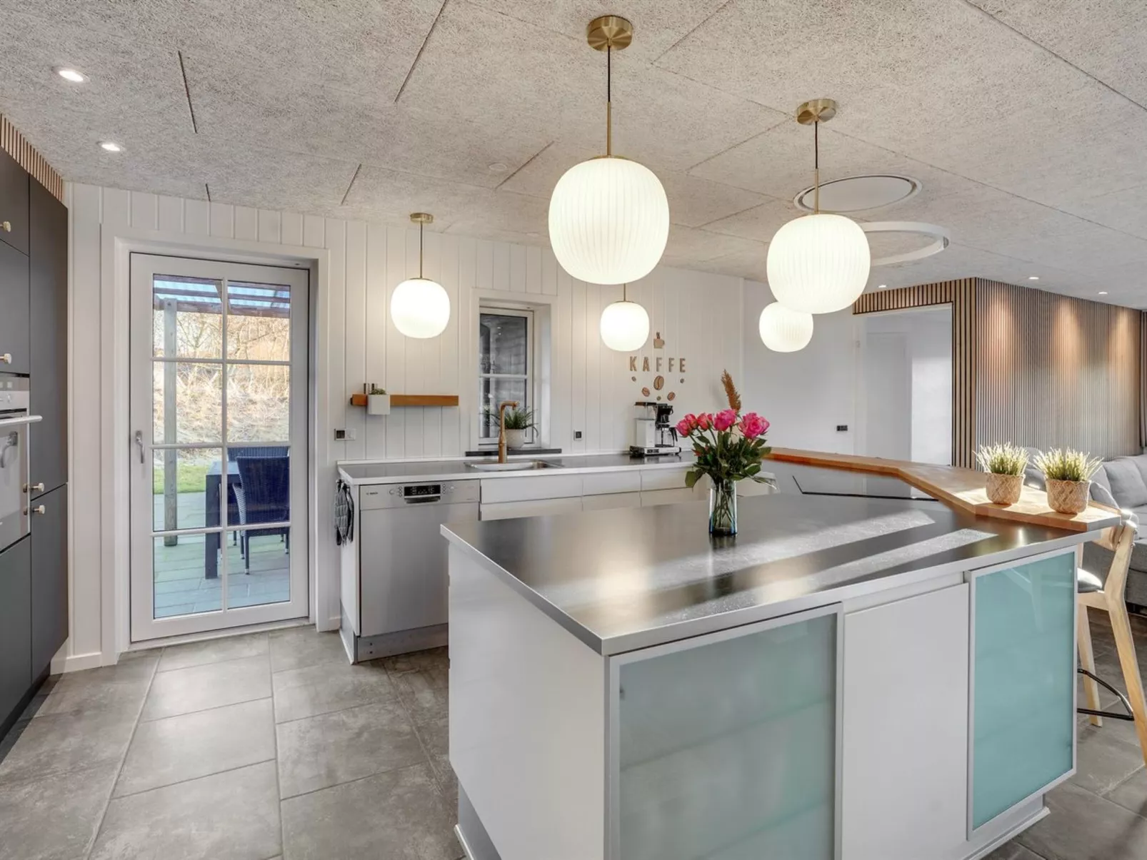 "Oskari" - 1.3km from the sea-Inside