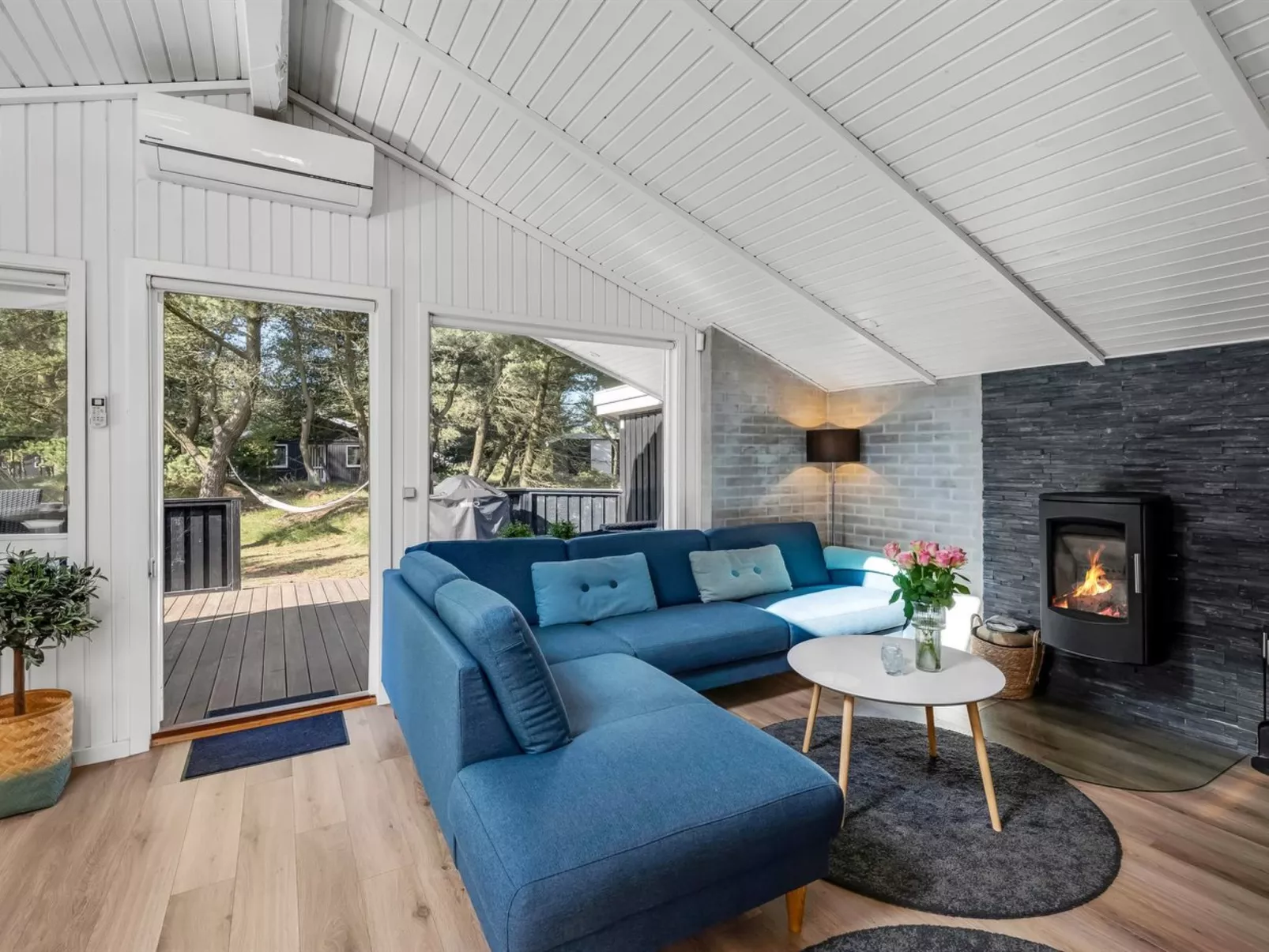 "Eirik" - 2.5km from the sea-Inside