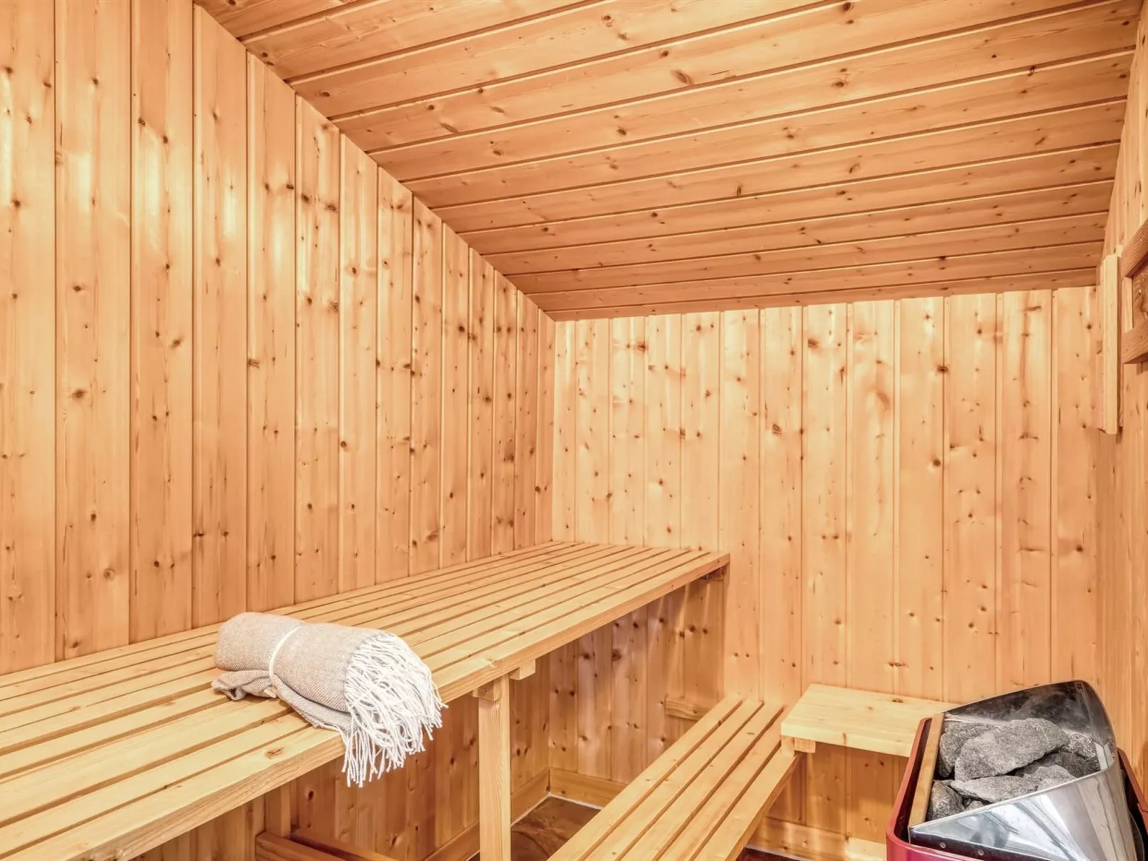 "Hughe" - 200m from the sea-Inside