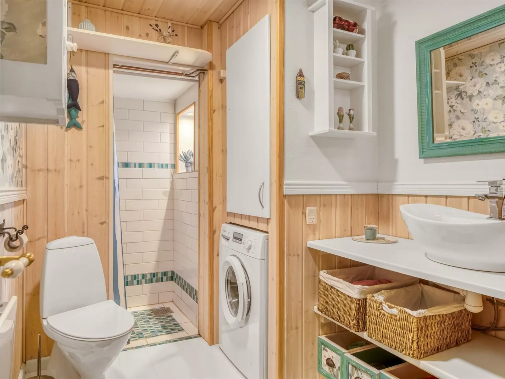 "Ellinore" -  from the sea-Drinnen