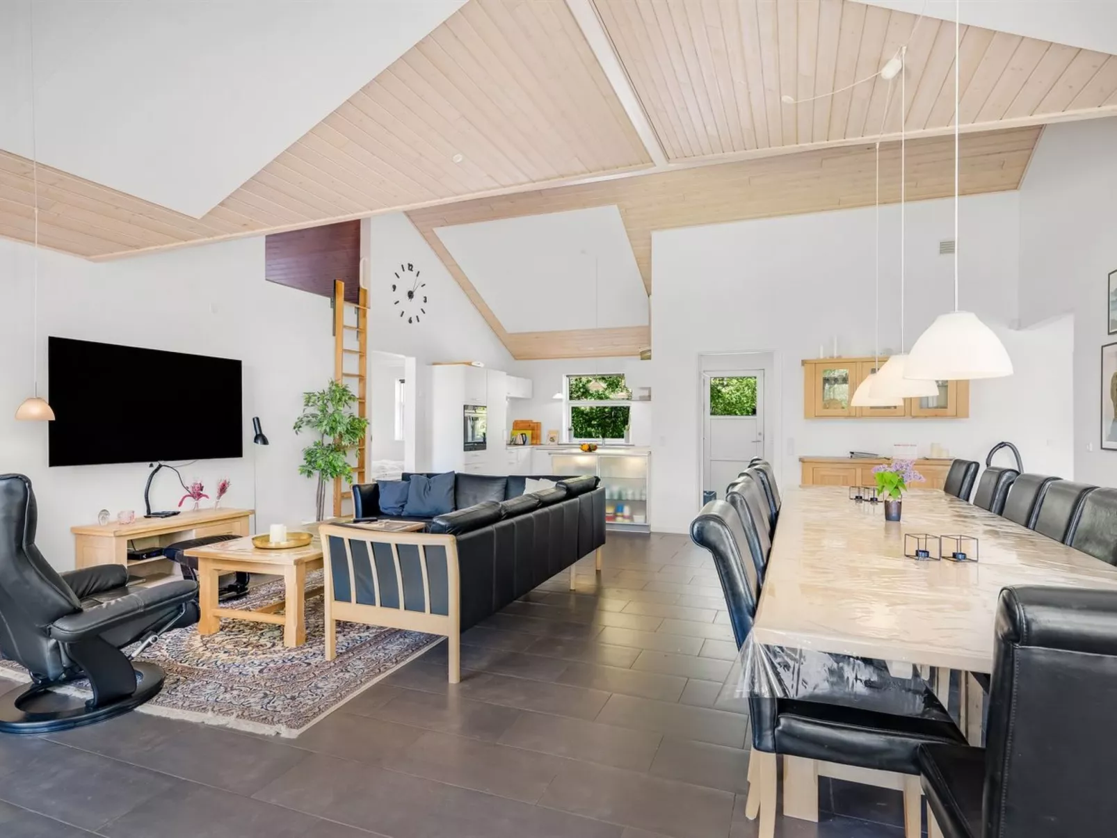 "Ahto" - 600m to the fjord-Inside