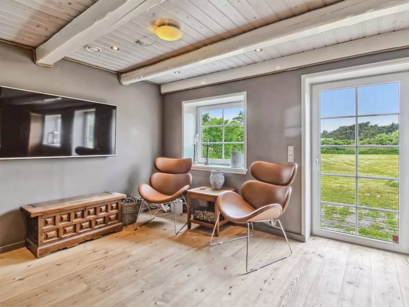 "Law" - 400m from the sea-Inside