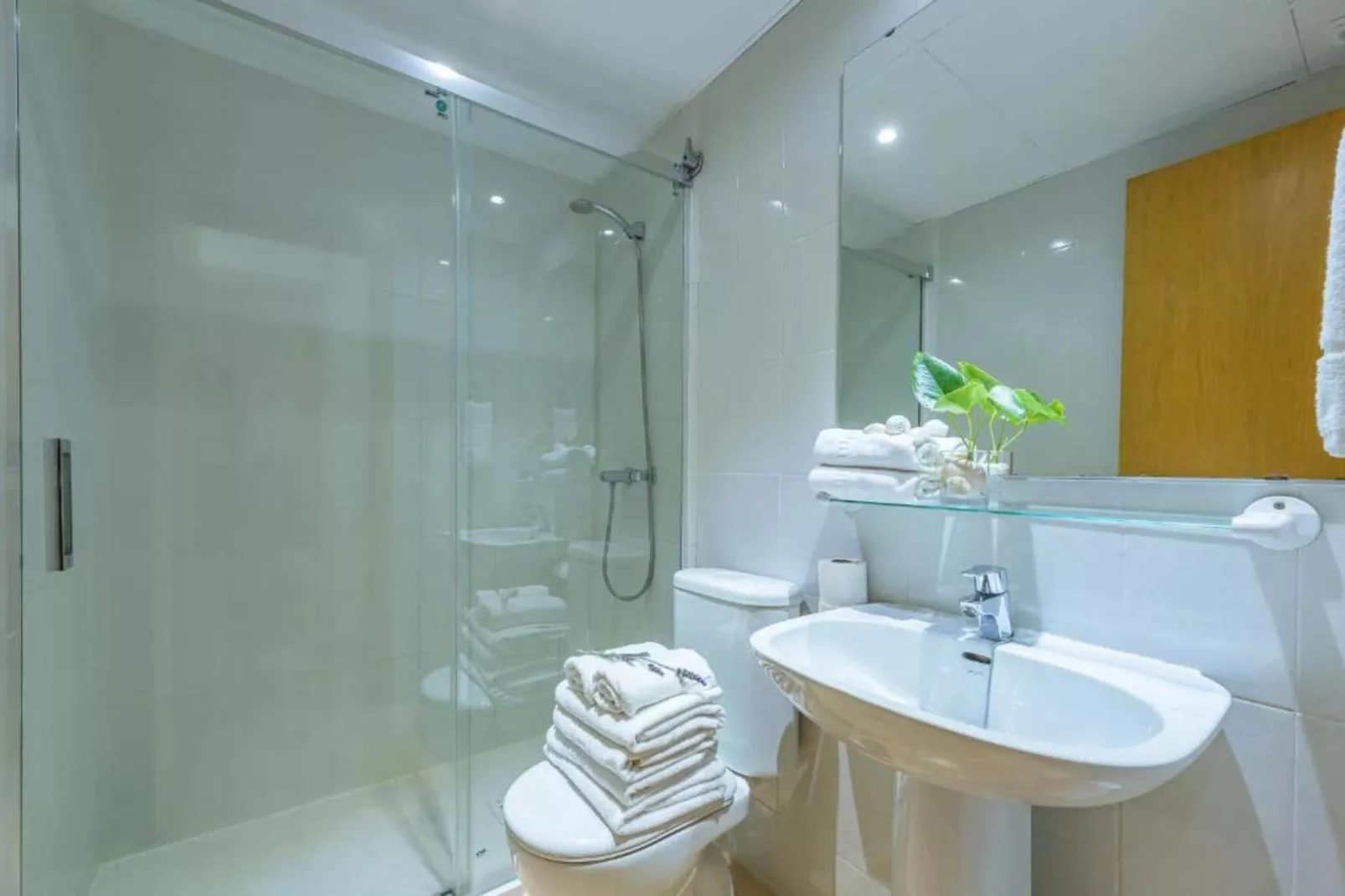 APARTAMENTOS COMTE D'EMPURIES B24-Badezimmer