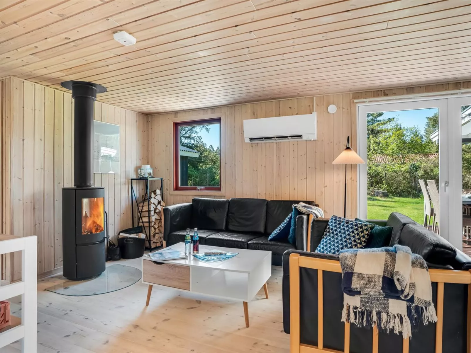 "Rajna" - 500m to the fjord-Drinnen