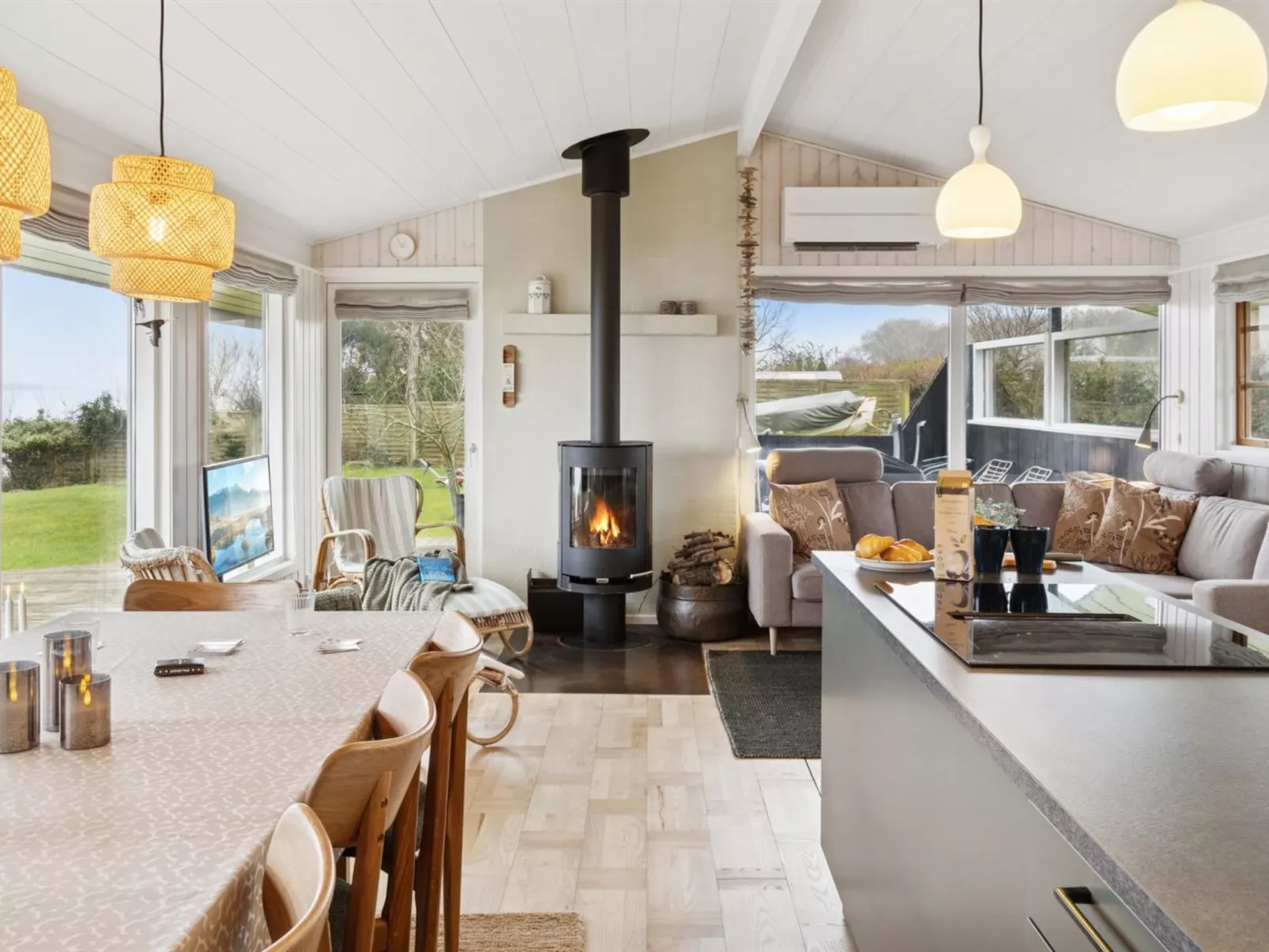 "Titta" - 10m to the fjord-Inside