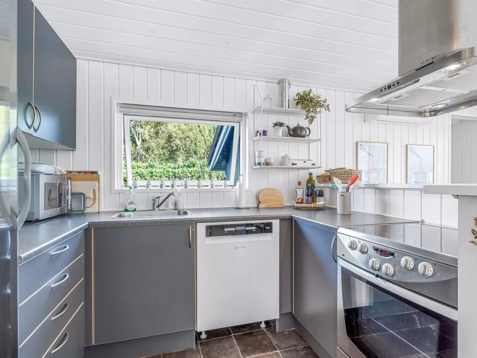 "Ion" - 250m from the sea-Inside