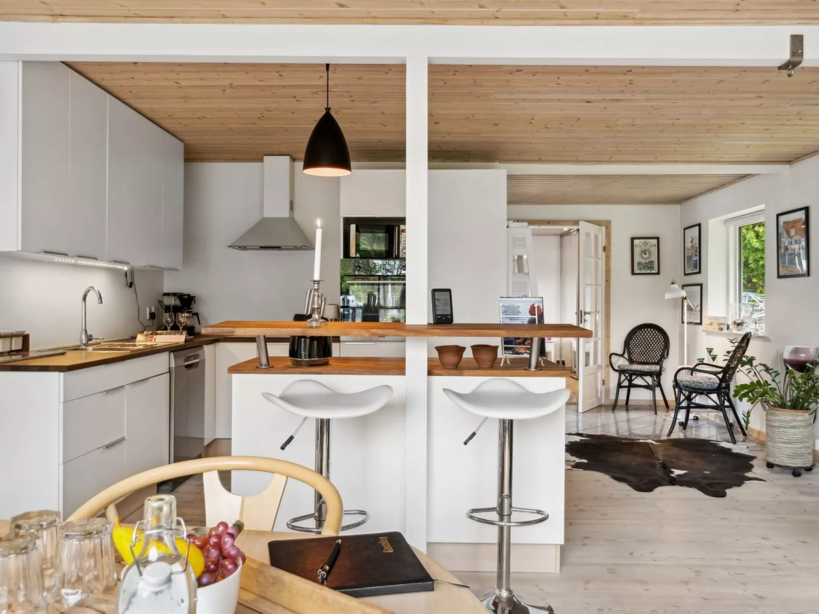 "Mark" - 1.2km from the sea-Inside