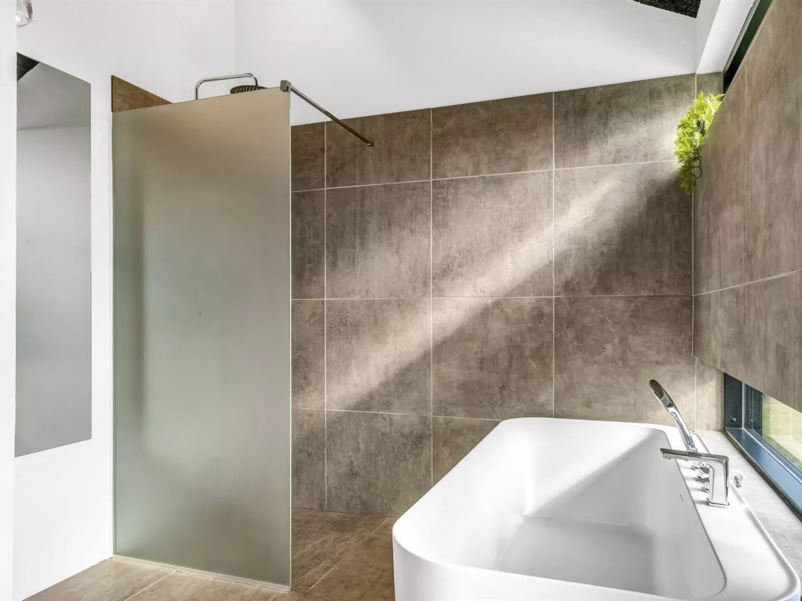 "Jahn" - 250m to the fjord-Drinnen