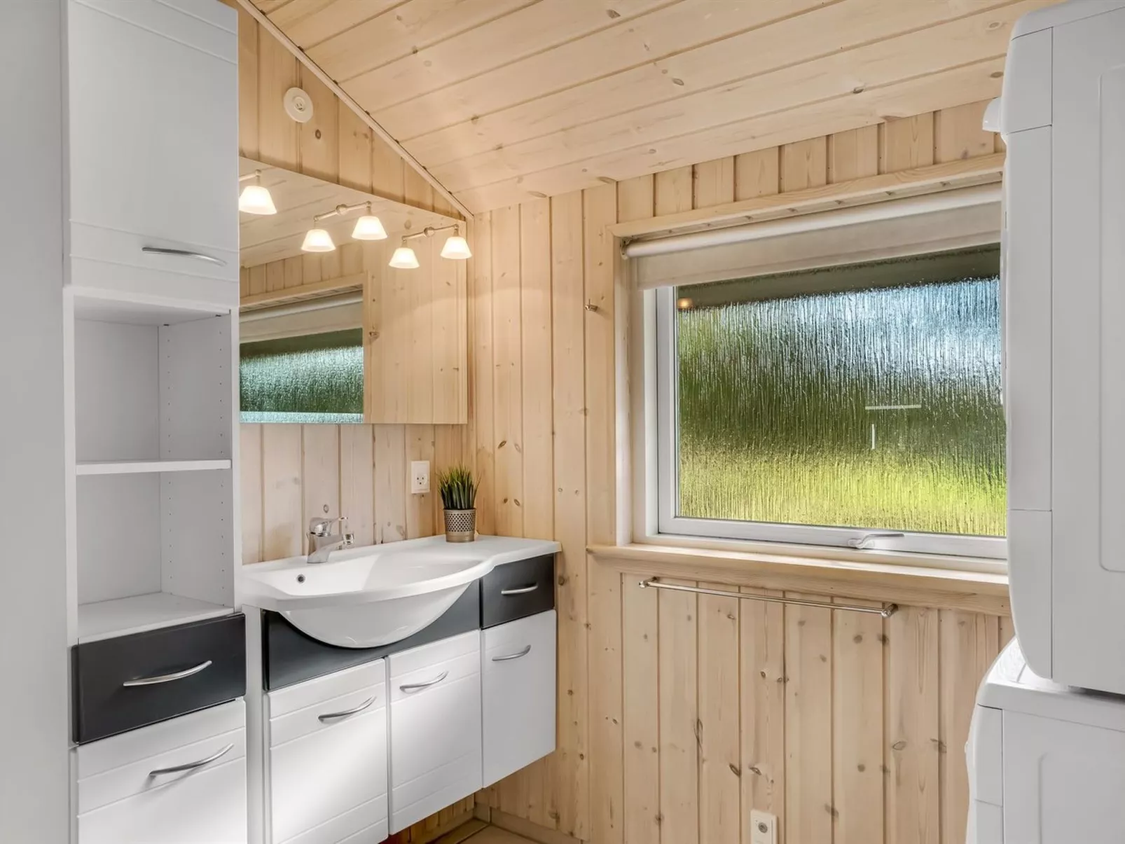 "Skrollan" - 200m to the fjord-Inside