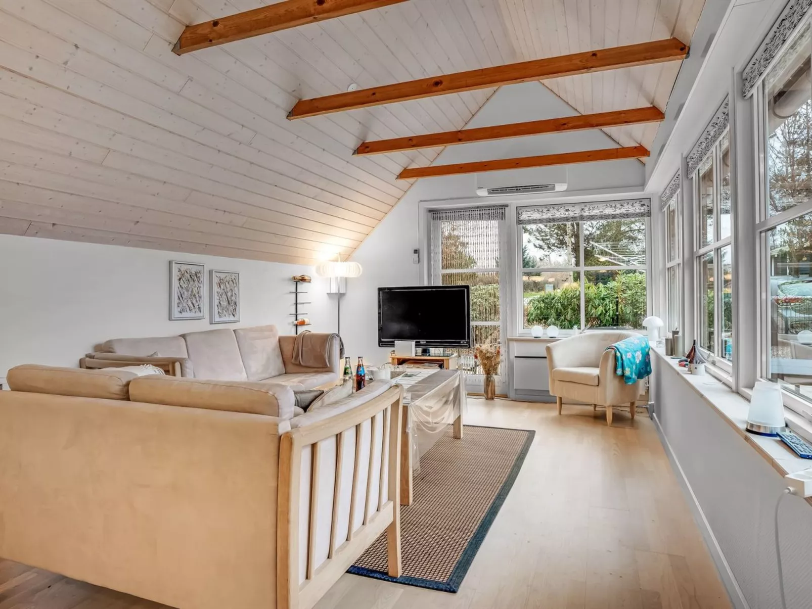 "Adisl" - 600m to the fjord-Drinnen