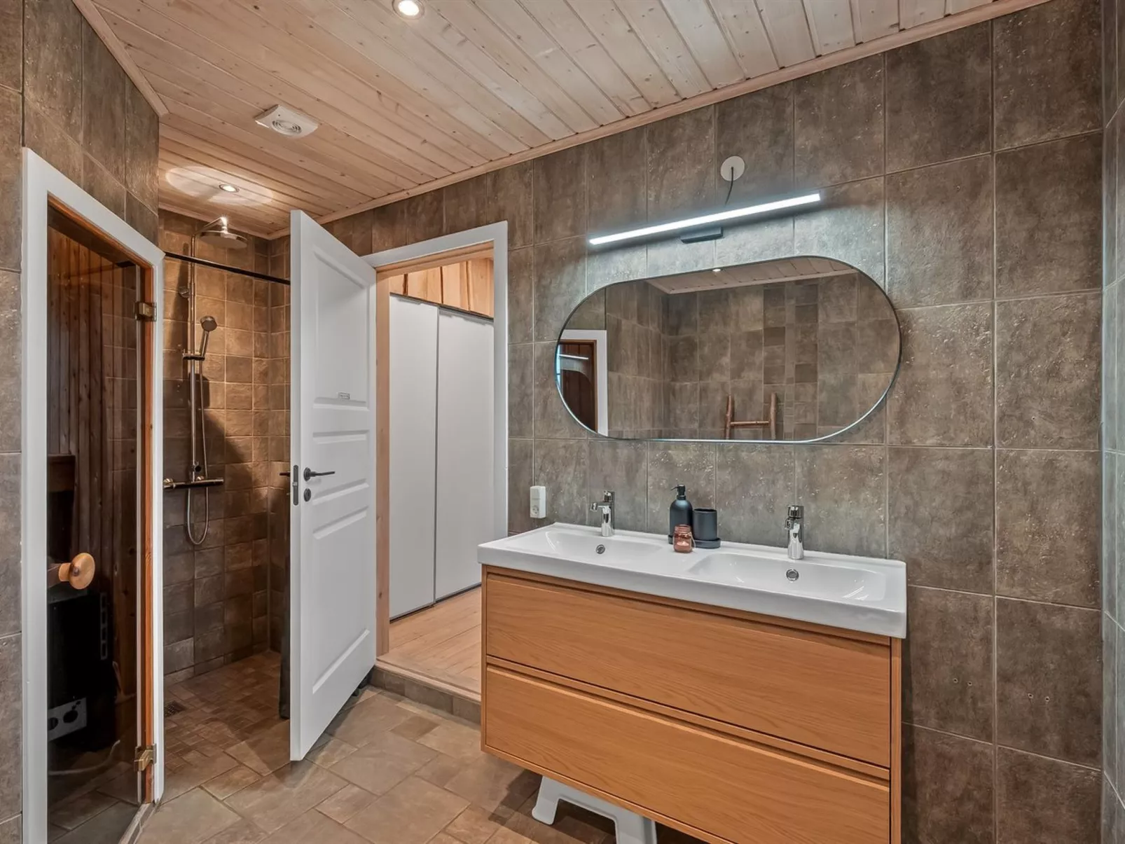 "Gunwald" - 1km to the fjord-Drinnen