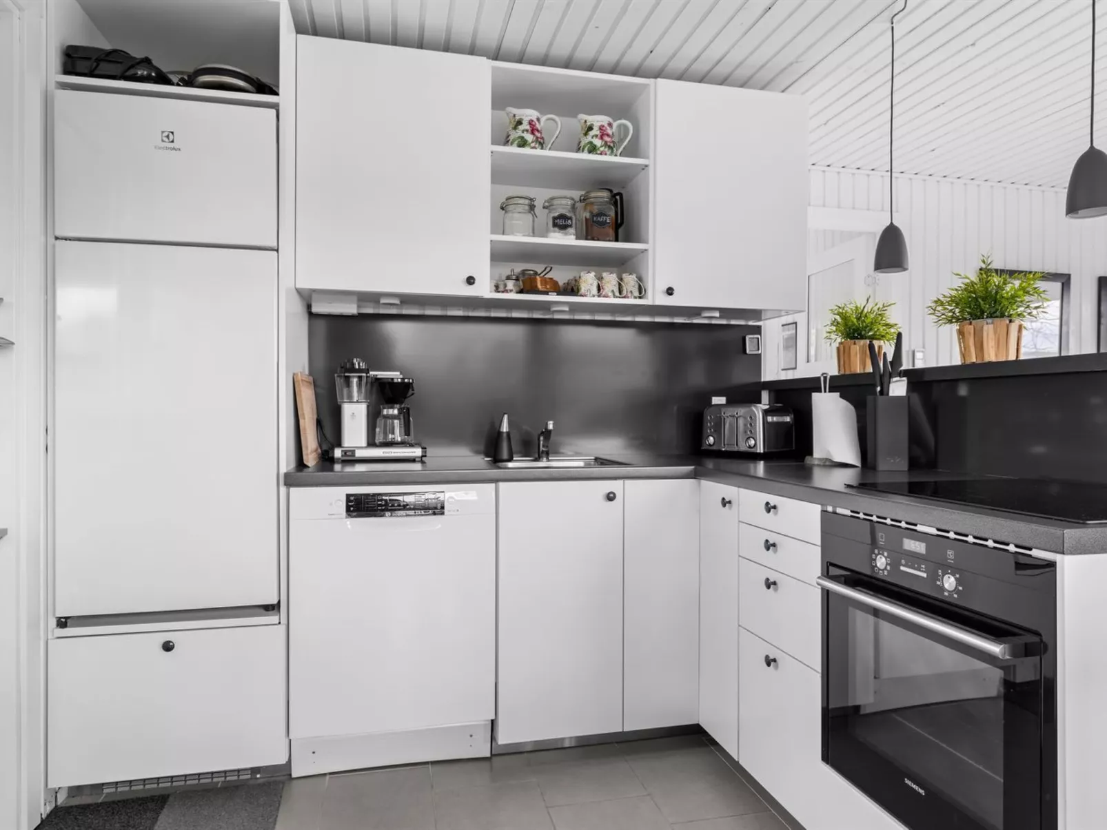 "Bjart" - 150m from the sea-Drinnen