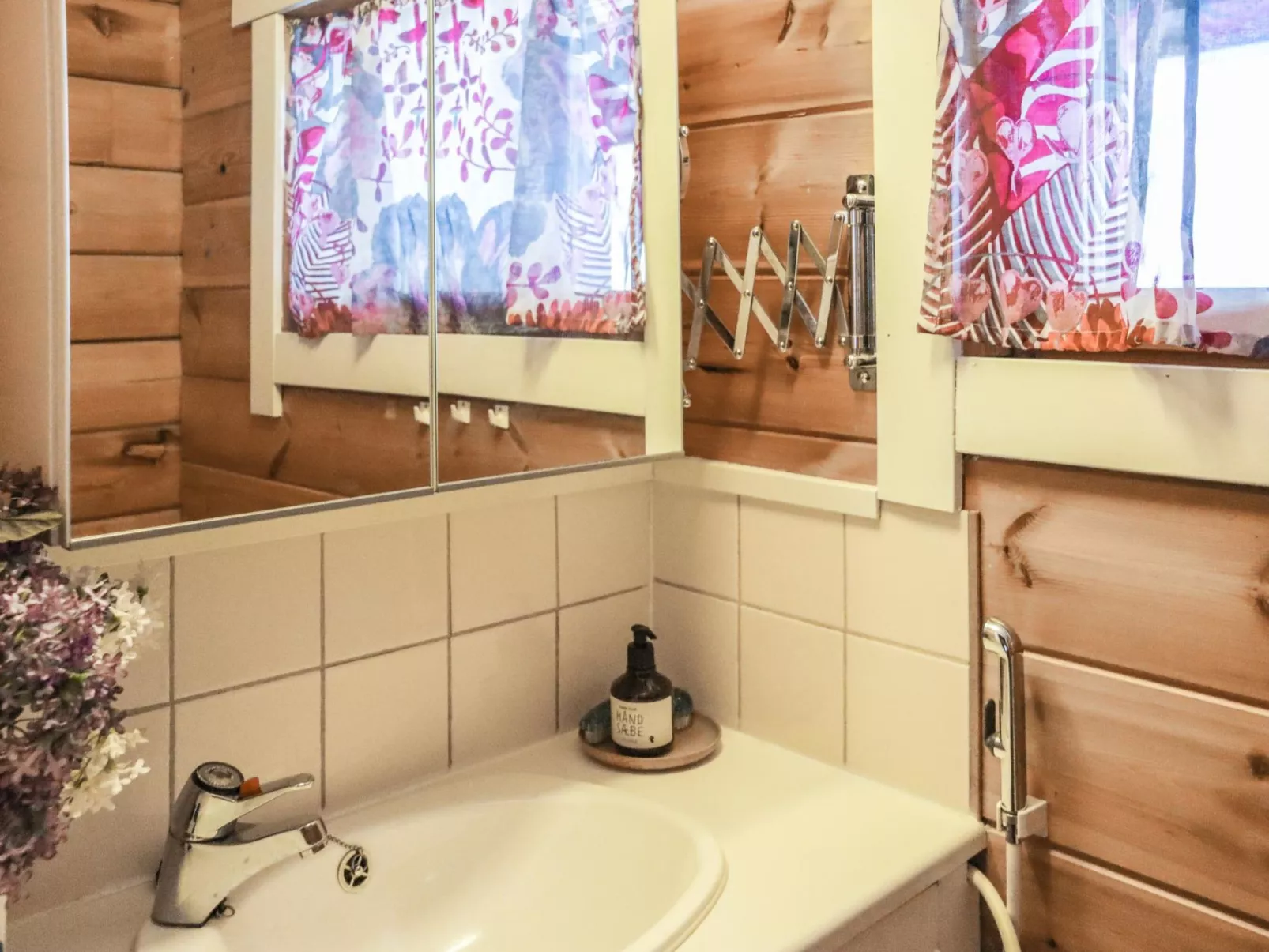 Hyrynpirtti mökki-Dedans