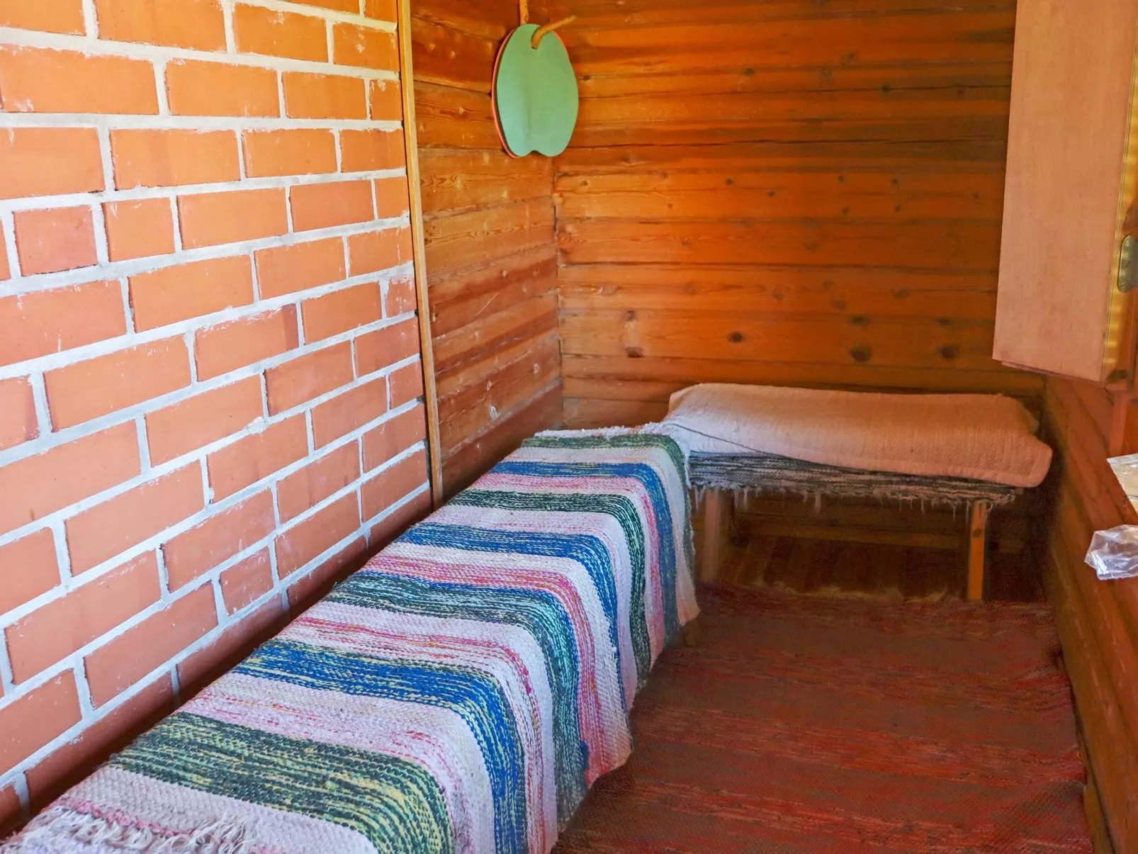 Laattajan hirsipirtti-Inside