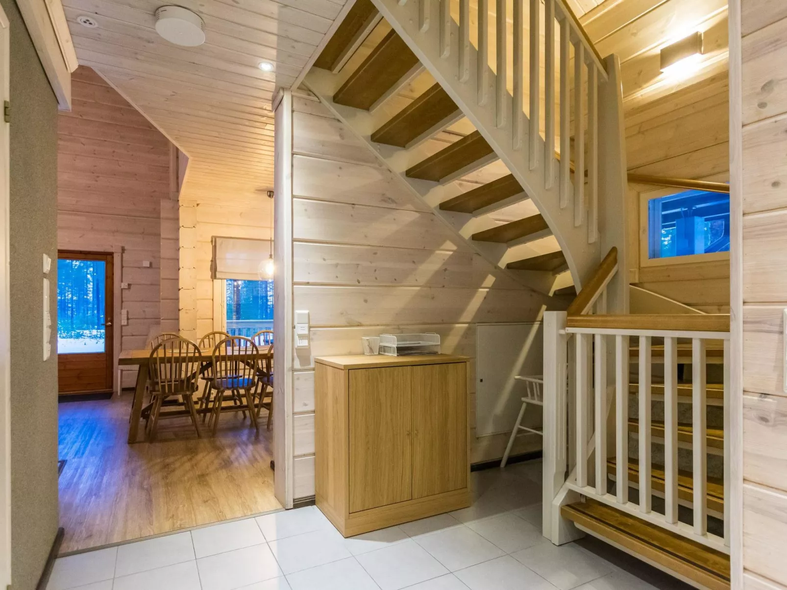 Sinisen tien helmi-Drinnen