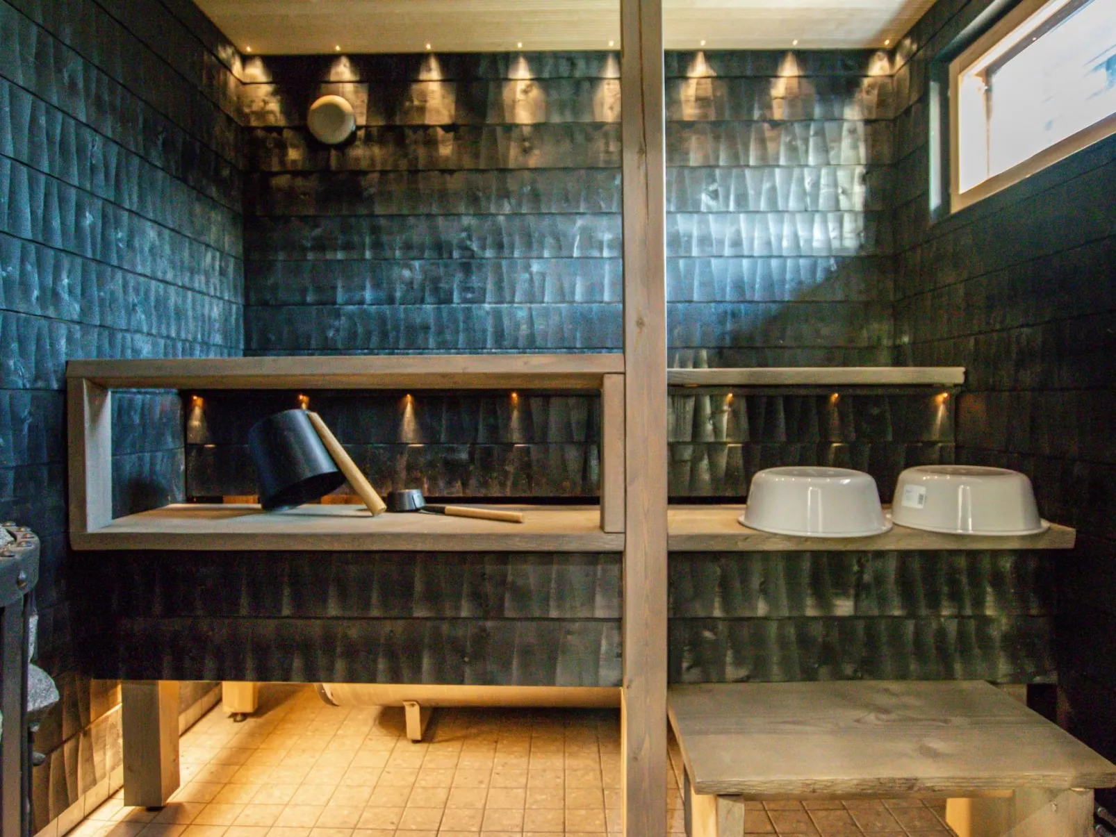 Aurinkopaikka-Dedans