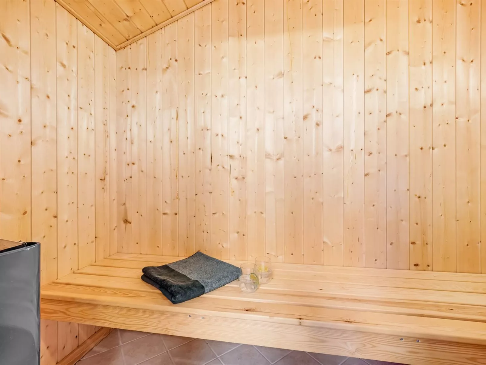 "Seba" - 1km to the fjord-Inside