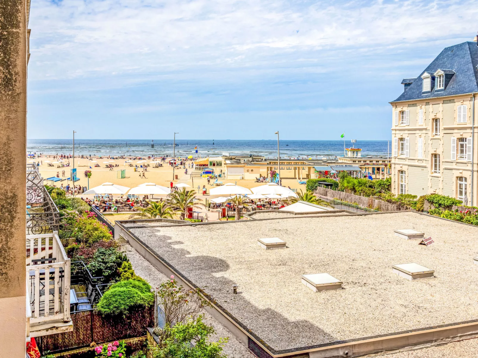 L'hôtel de Paris-Outside