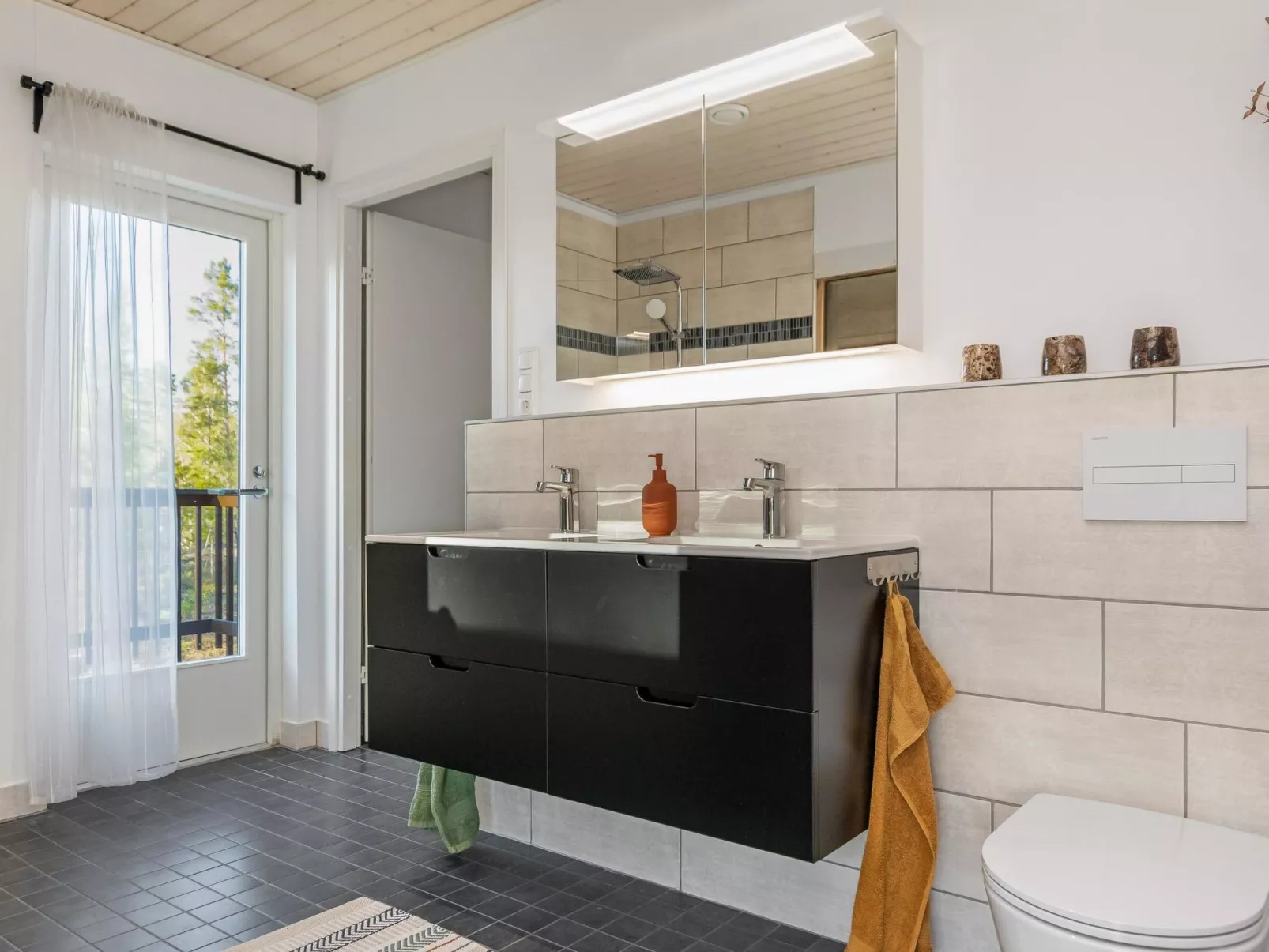 Järven idylli-Inside