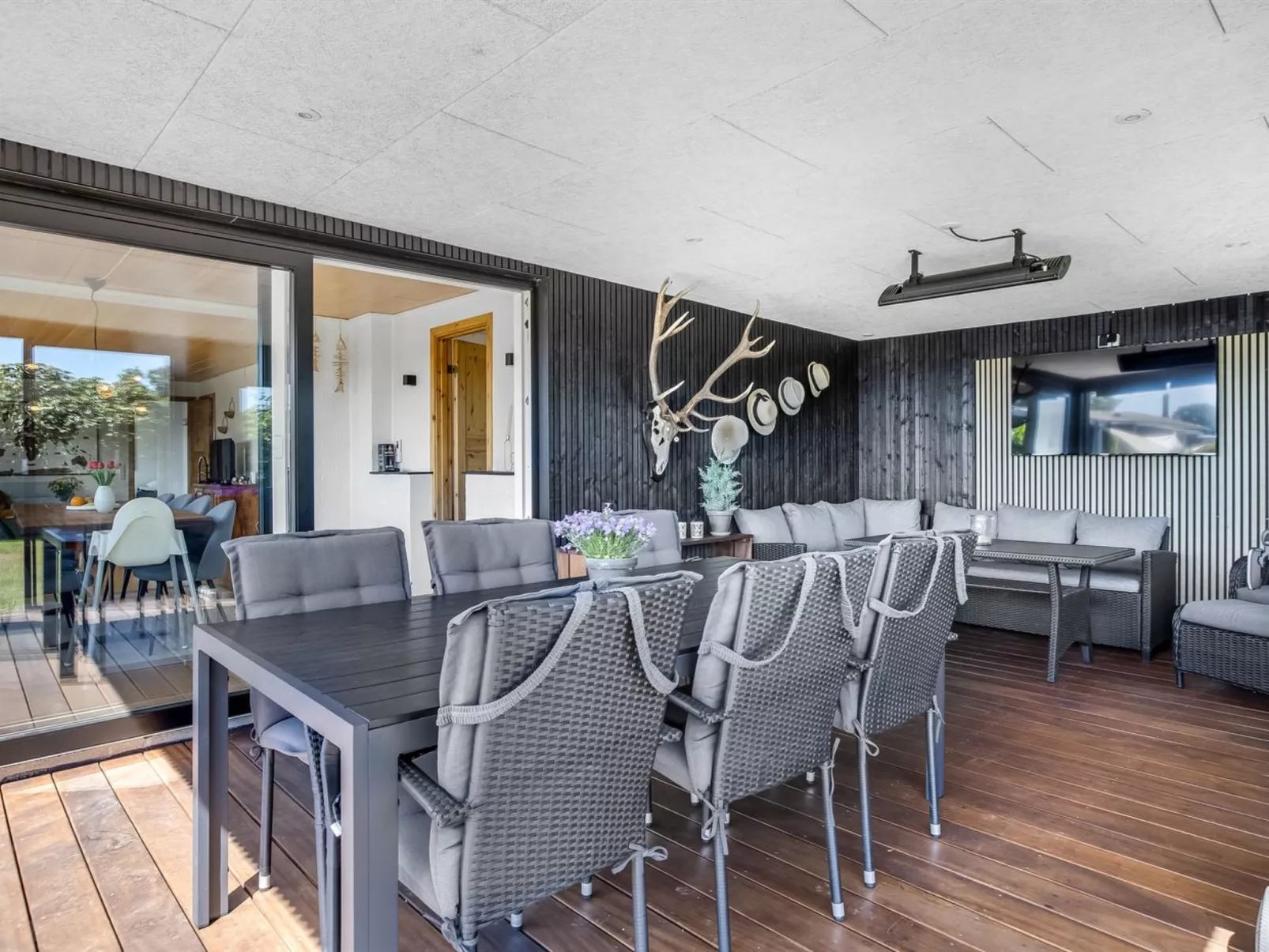 "Tecumseh" - 300m from the sea-Drinnen