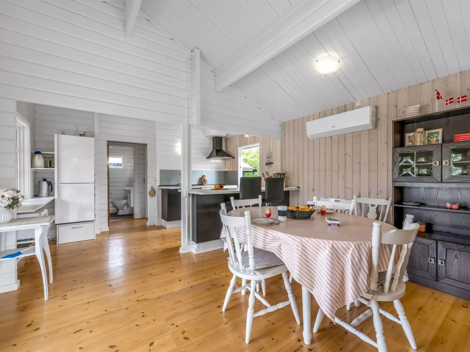 "Blesse" - 500m to the fjord-Drinnen