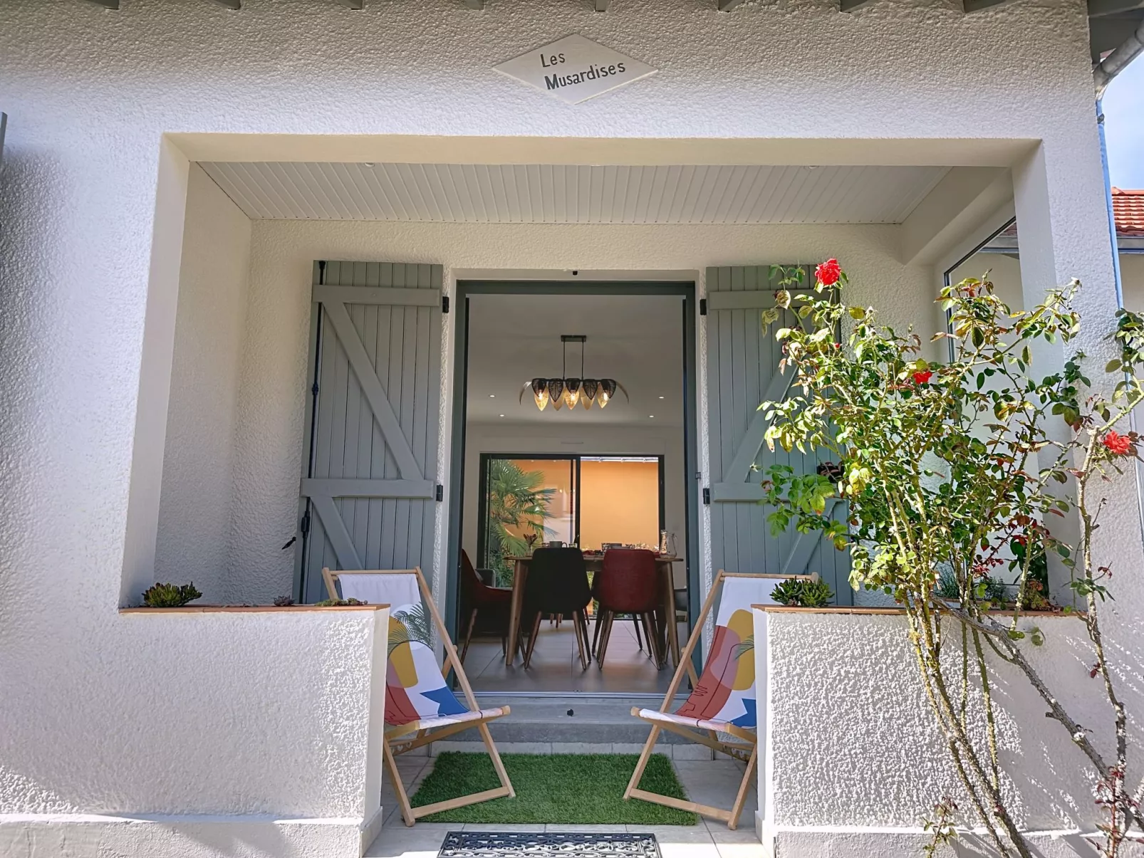 Les Musardises-Outside