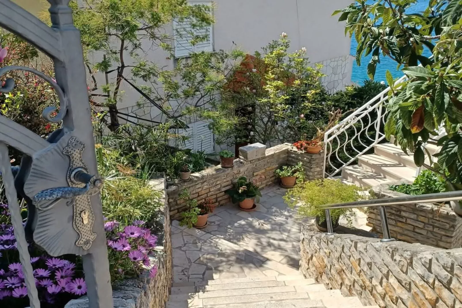 Three-Bedroom Apartment With Sea View A2-Jardins en été