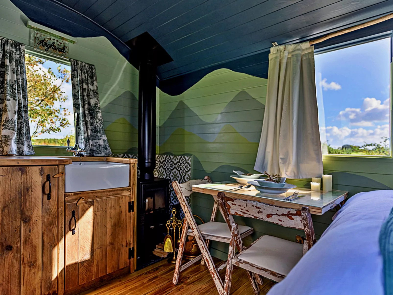 'Angharad' Poachers Hut-Inside