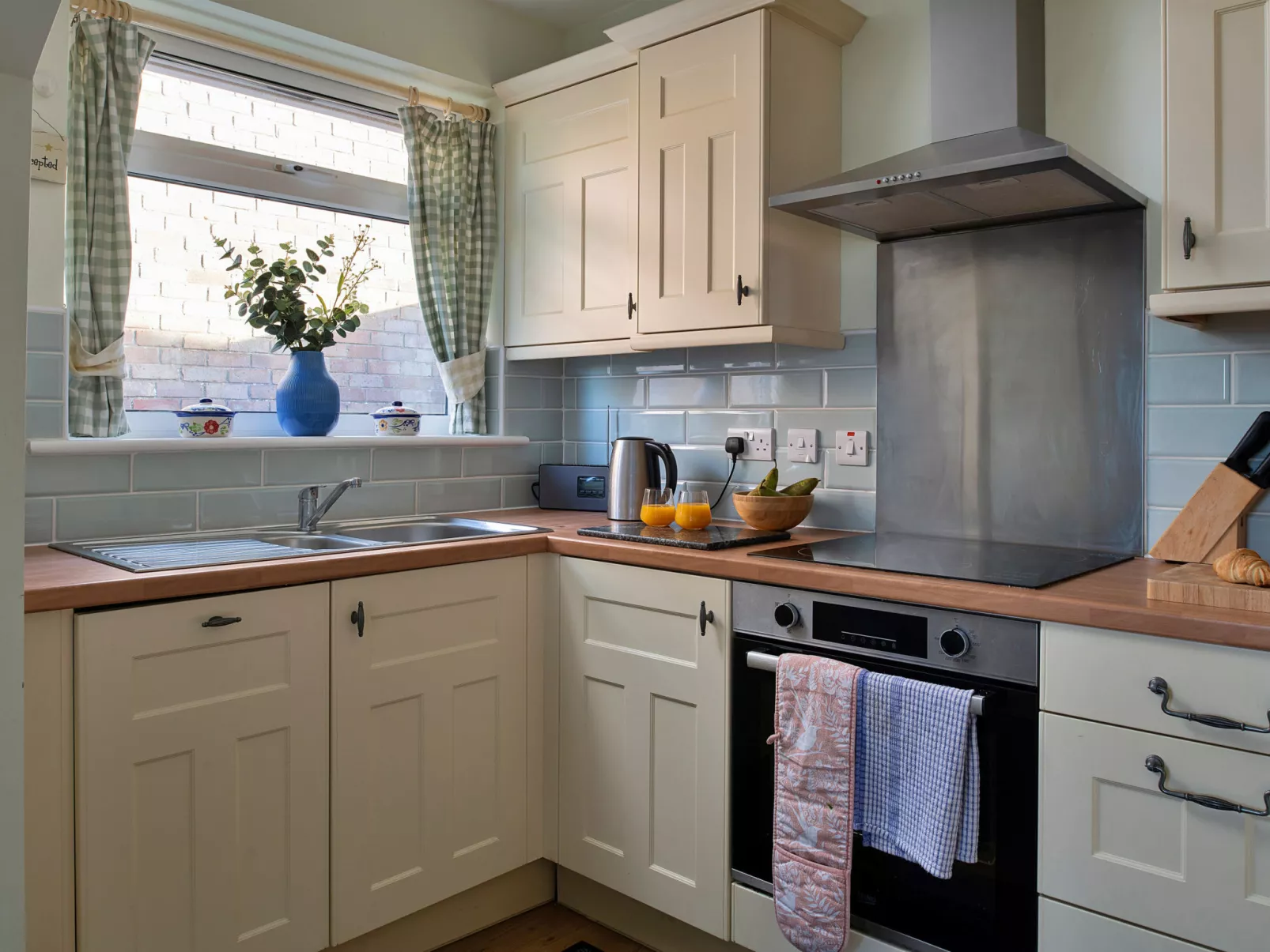 37 Bro Enddwyn-Dedans