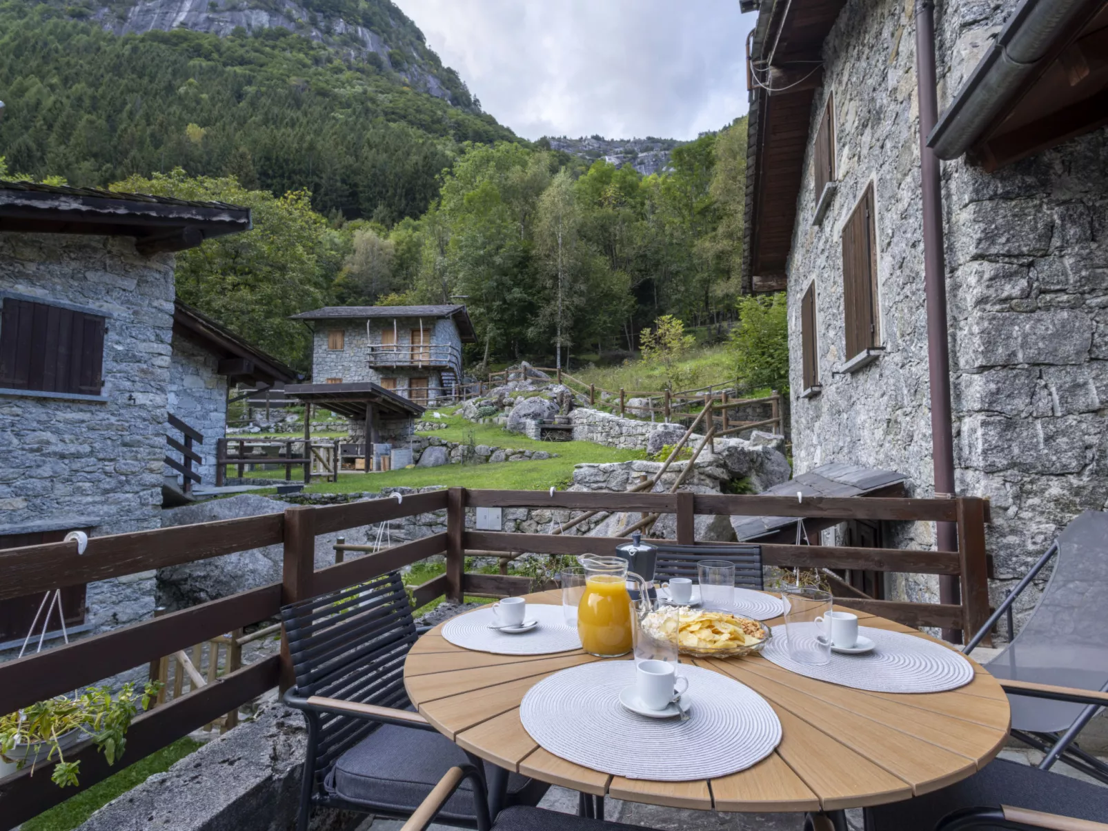 Val di Mello Mountain Flat-Outside