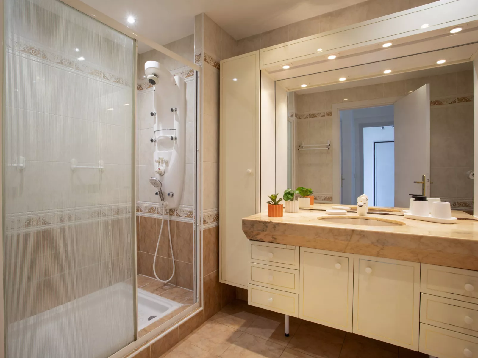 Azur Paradis-Drinnen